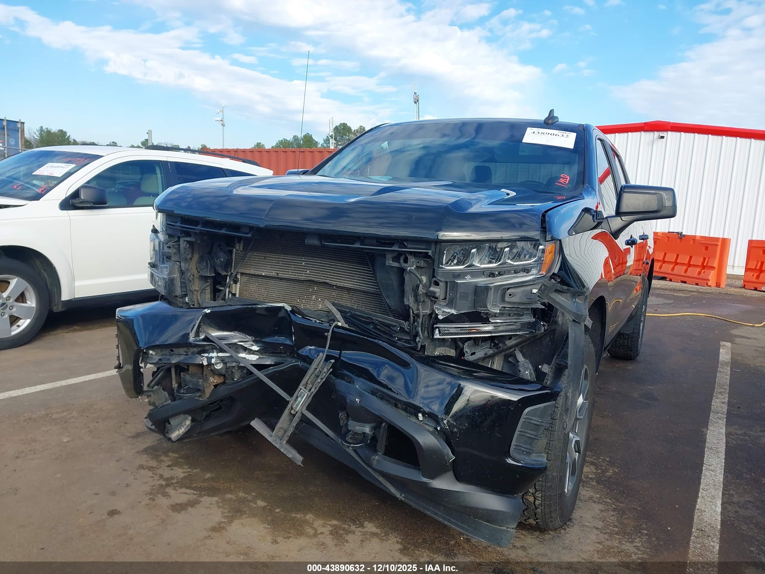 CHEVROLET SILVERADO image 6