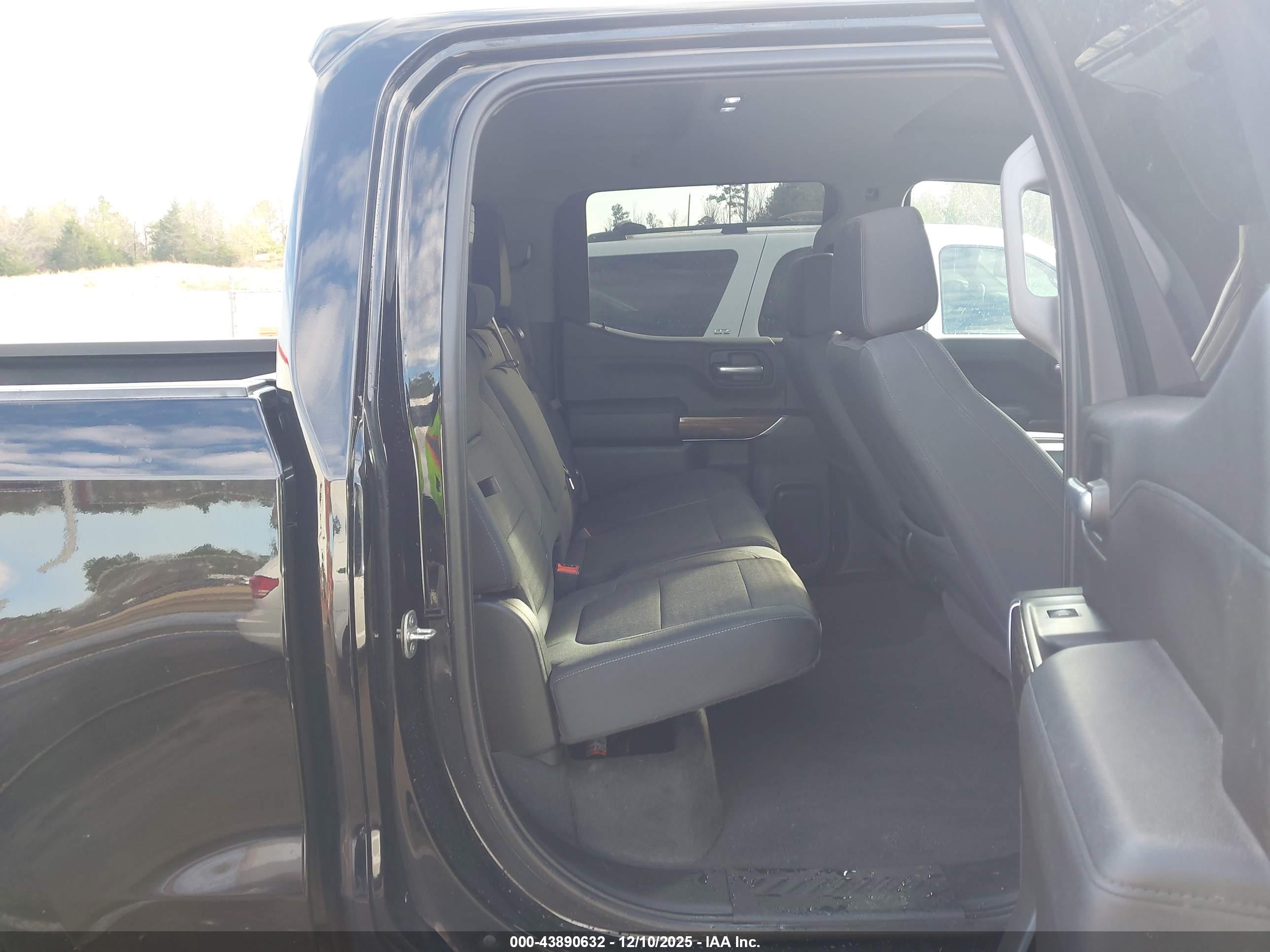 CHEVROLET SILVERADO image 8
