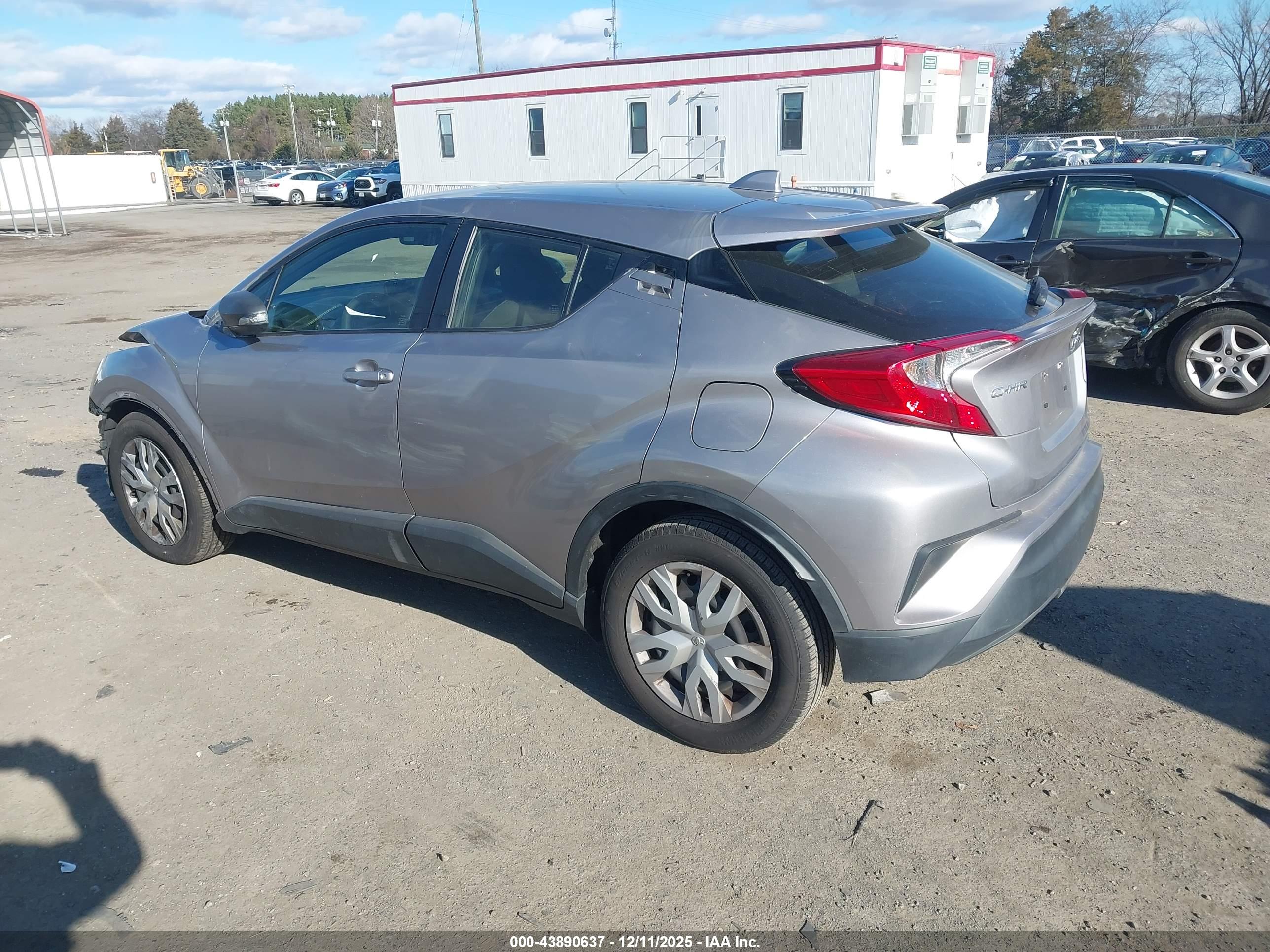 TOYOTA C-HR image 3