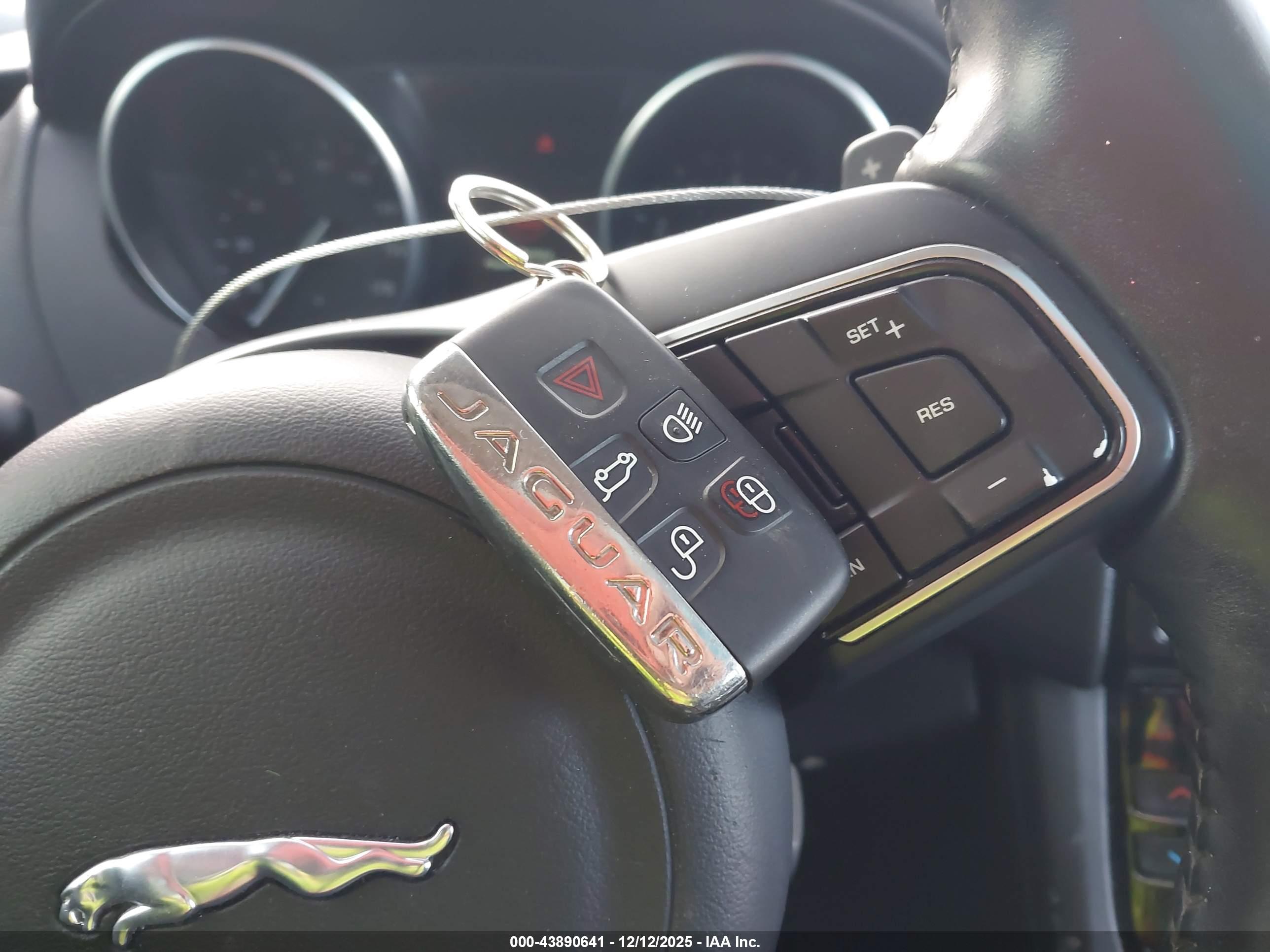 JAGUAR F-PACE image 11