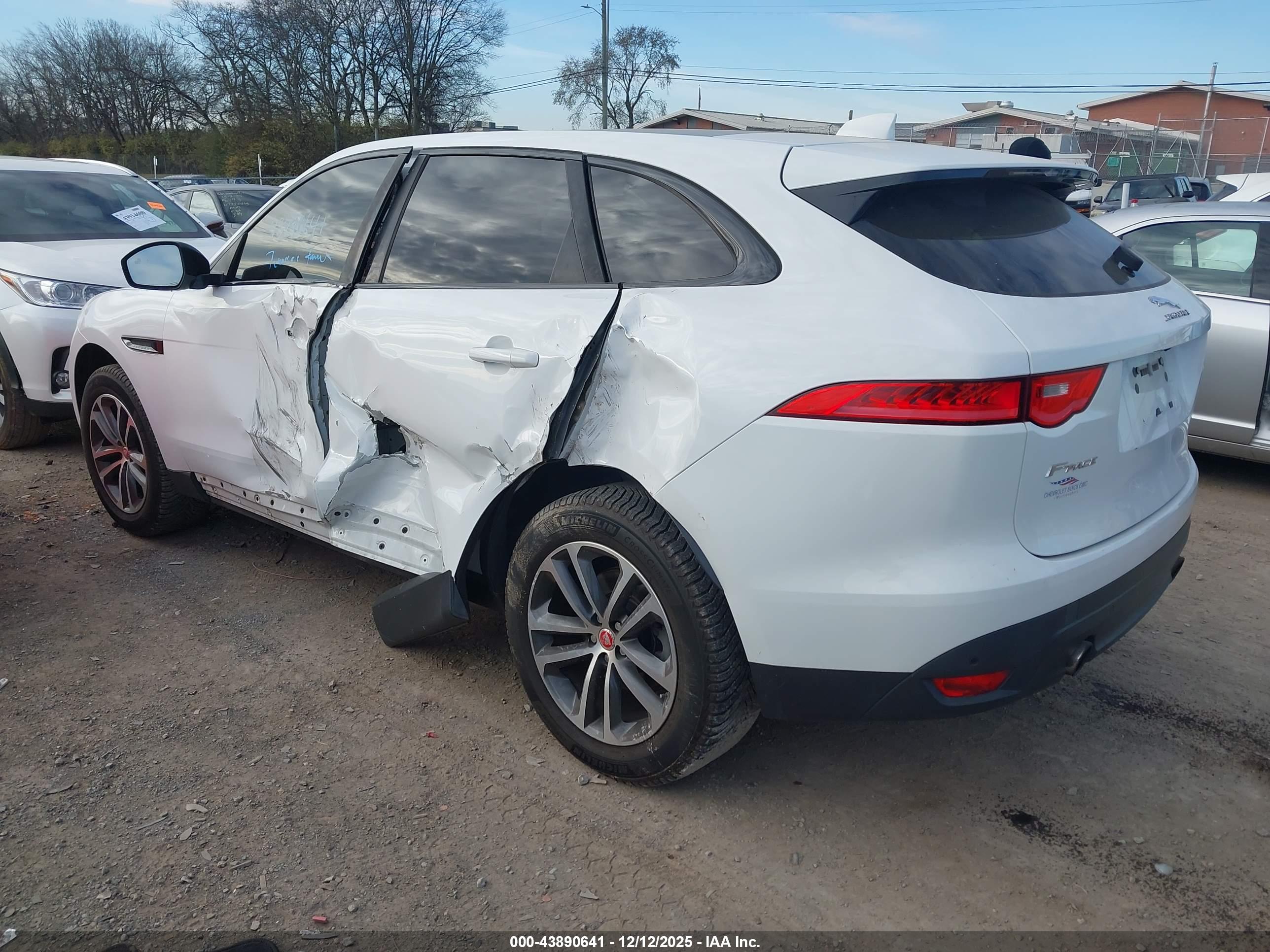 JAGUAR F-PACE image 3