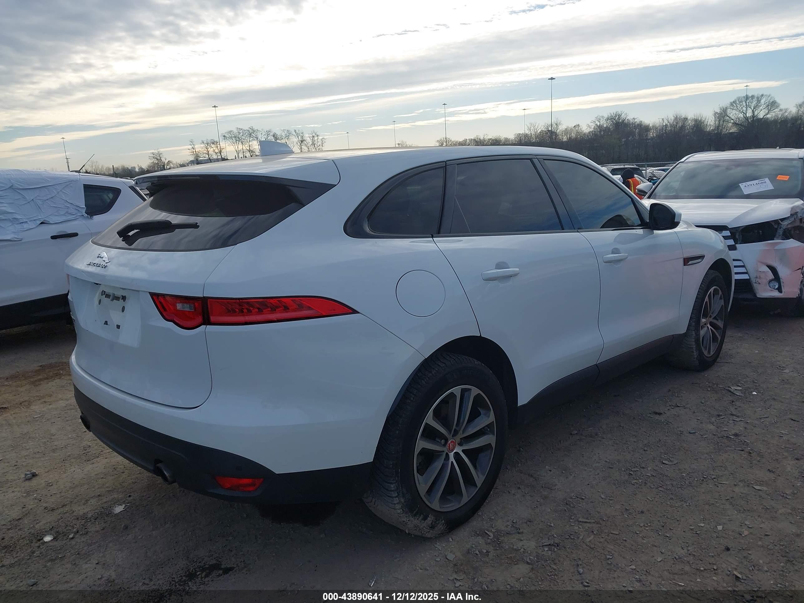 JAGUAR F-PACE image 4