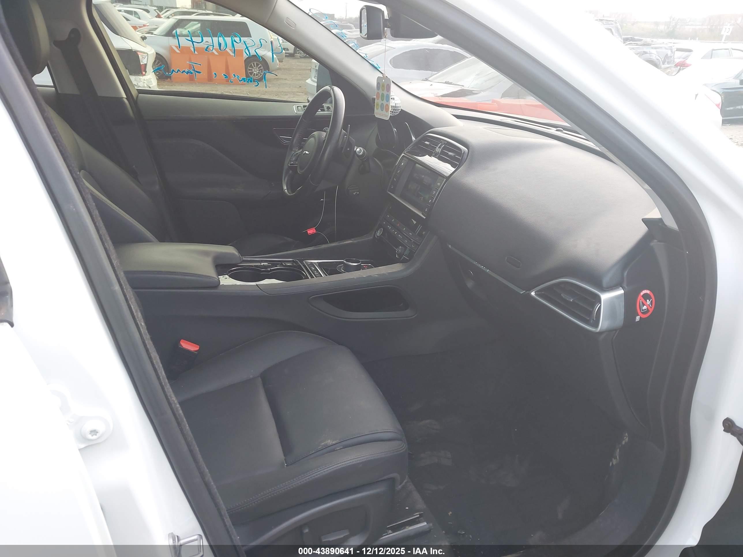 JAGUAR F-PACE image 5