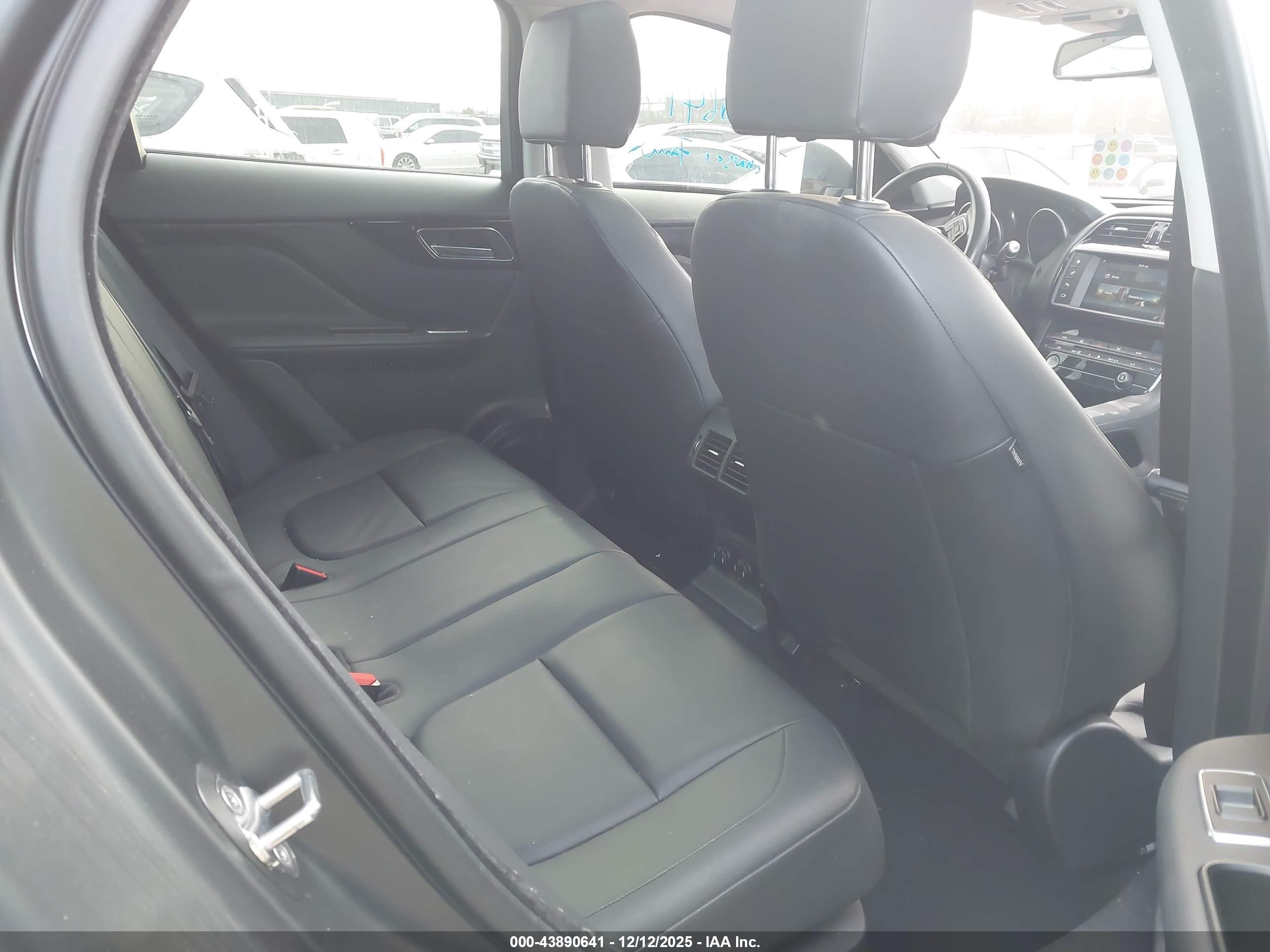 JAGUAR F-PACE image 8