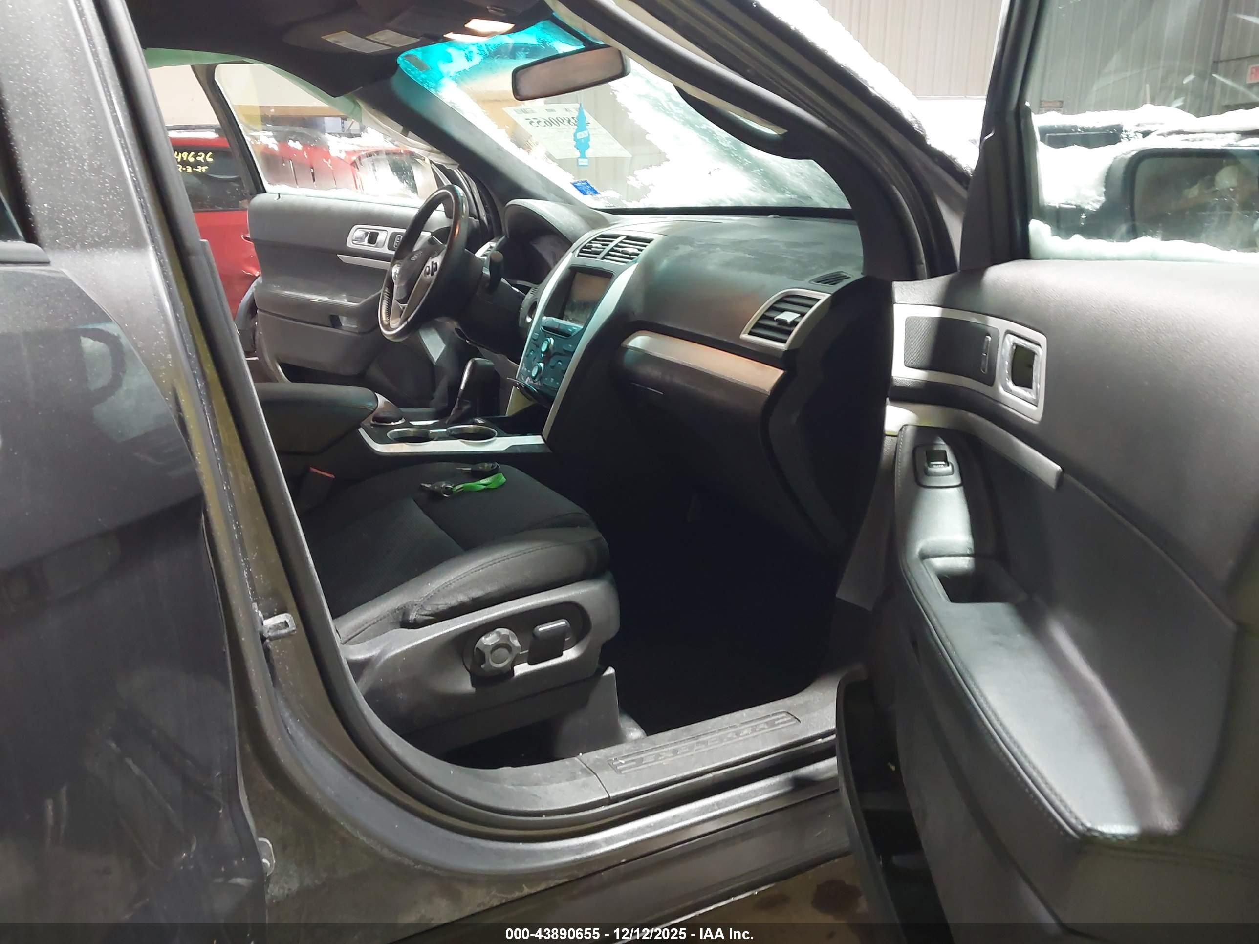 FORD EXPLORER image 5