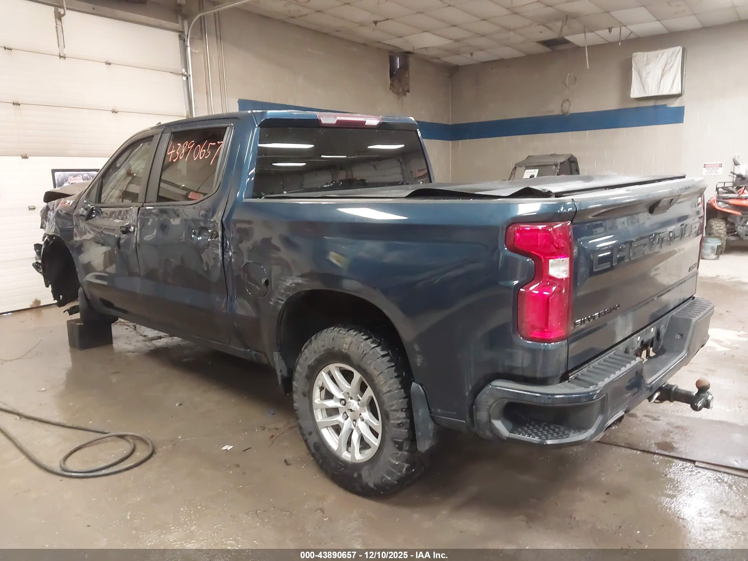 CHEVROLET SILVERADO image 3