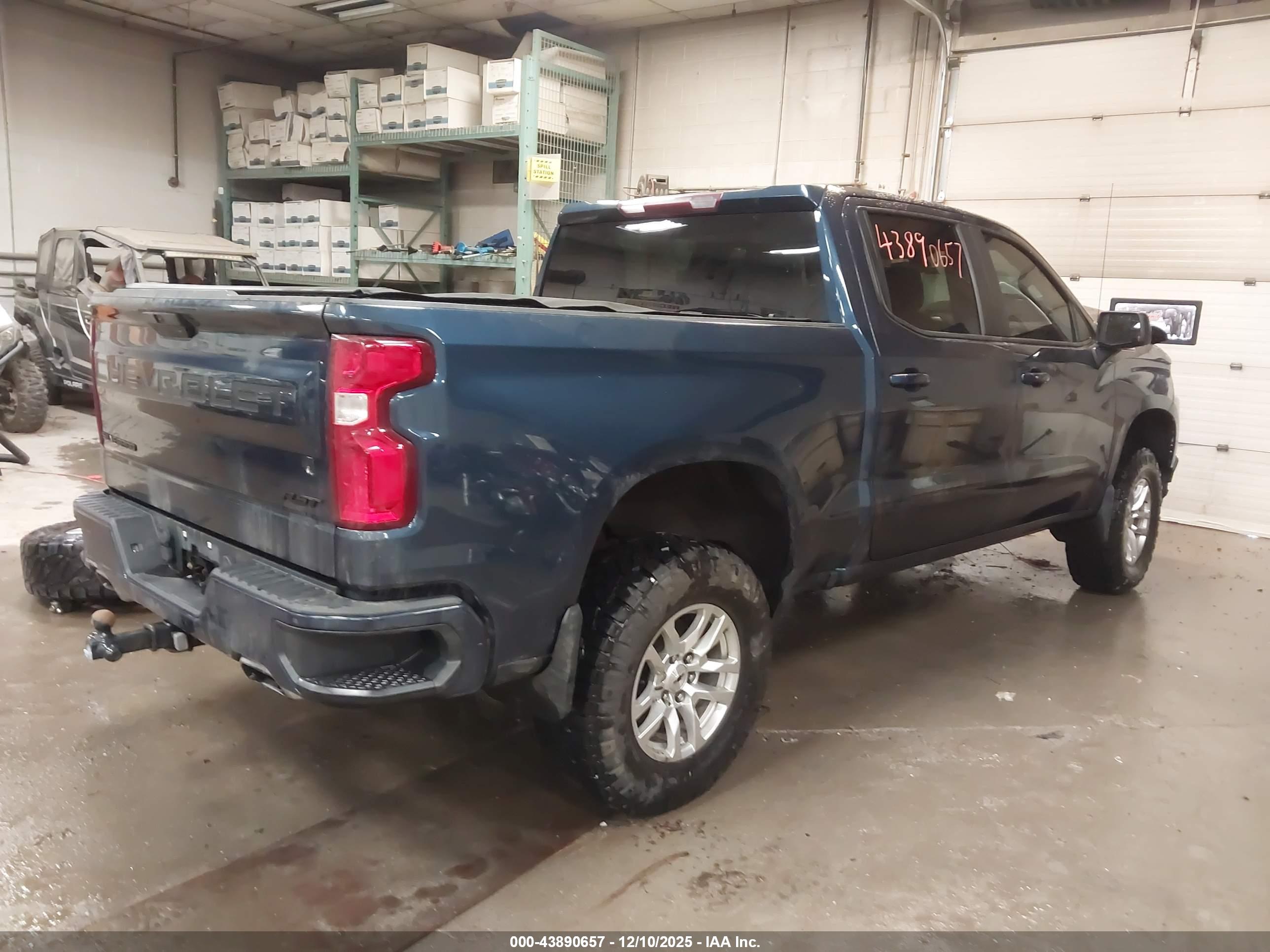 CHEVROLET SILVERADO image 4
