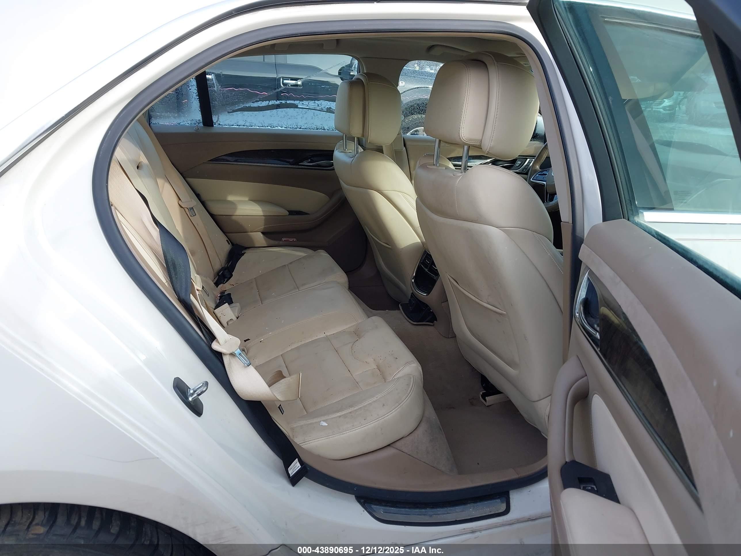 CADILLAC CTS image 8