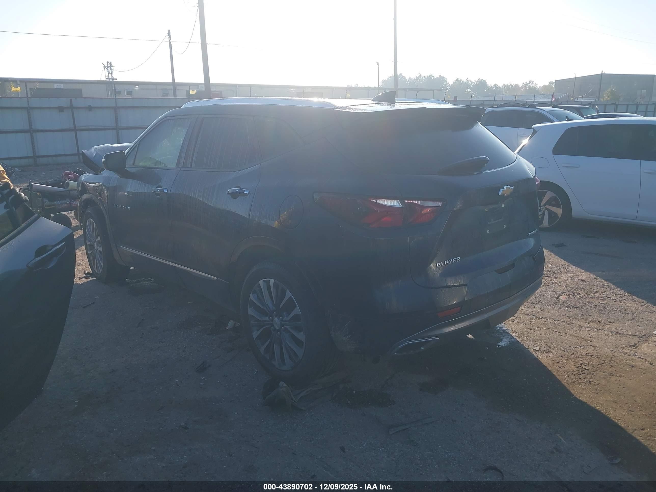 CHEVROLET BLAZER image 3
