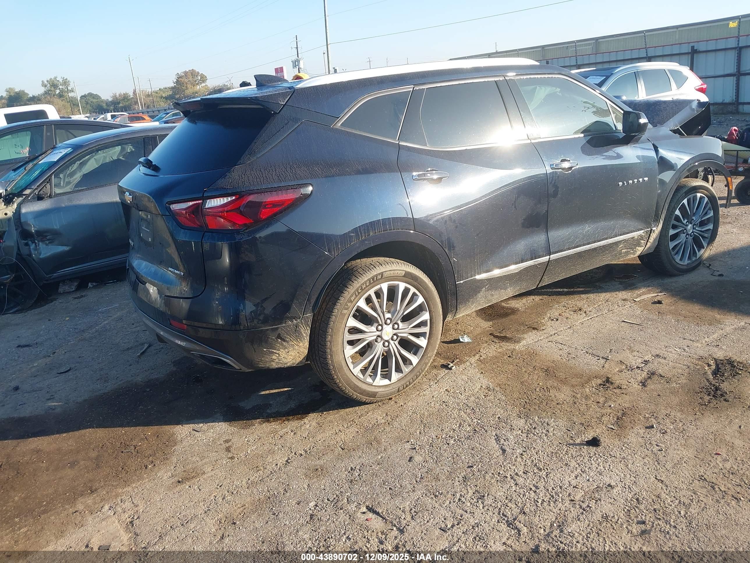 CHEVROLET BLAZER image 4