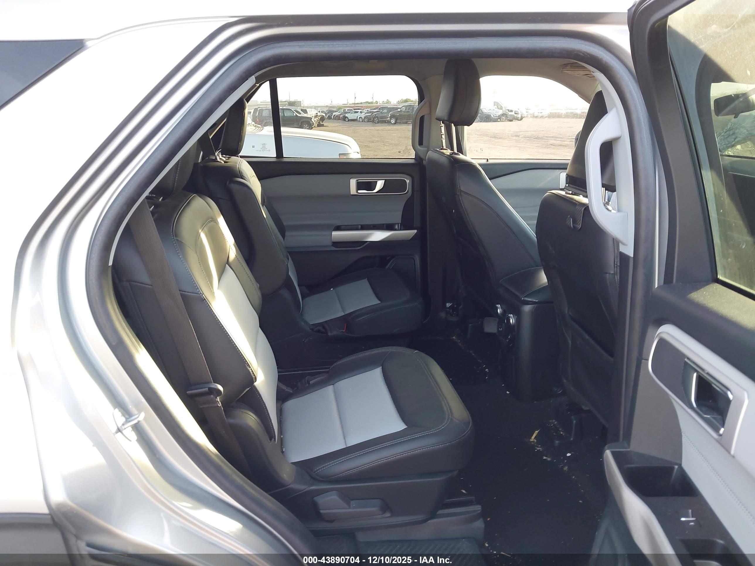FORD EXPLORER image 8