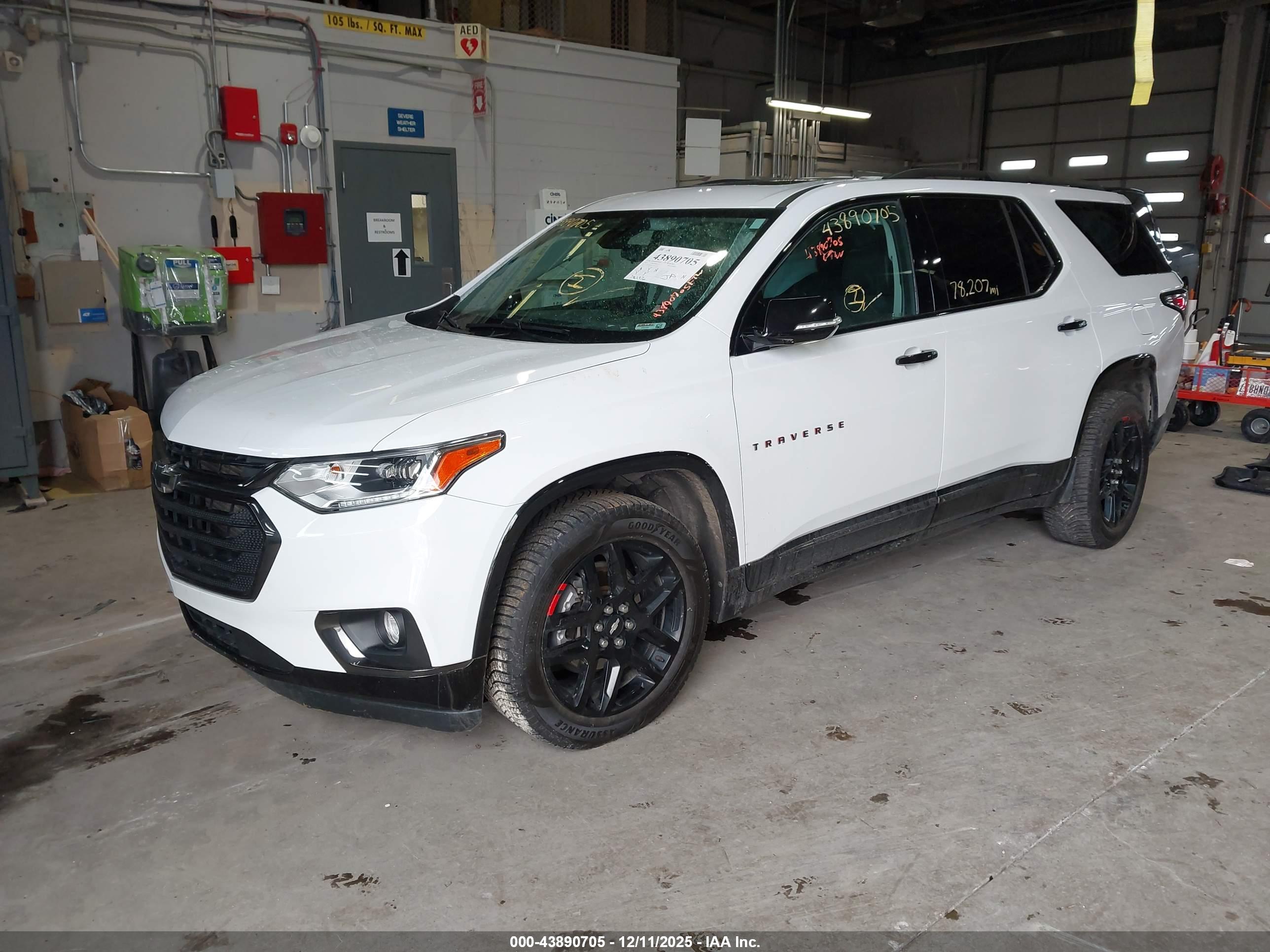 CHEVROLET TRAVERSE image 2