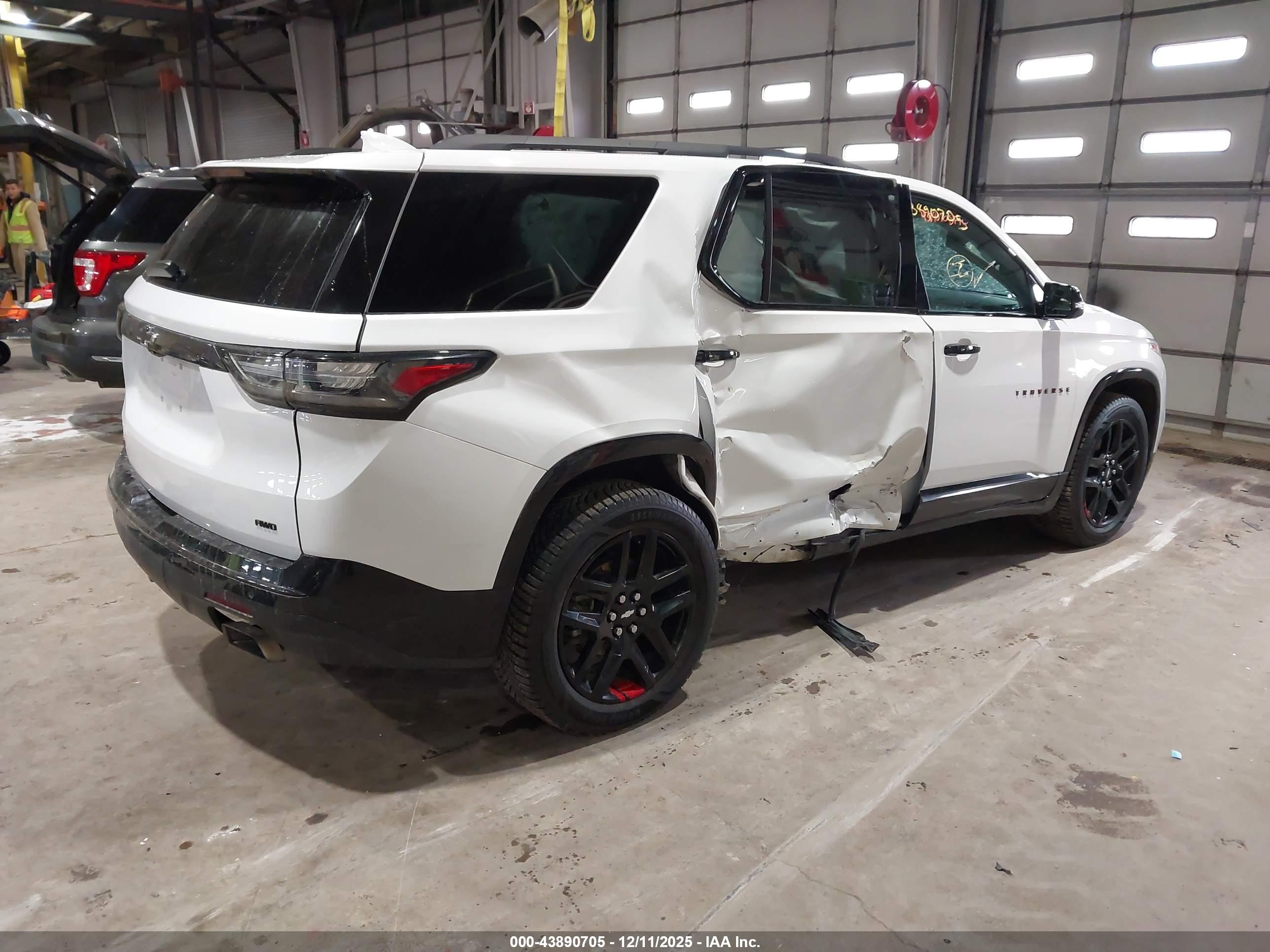 CHEVROLET TRAVERSE image 4