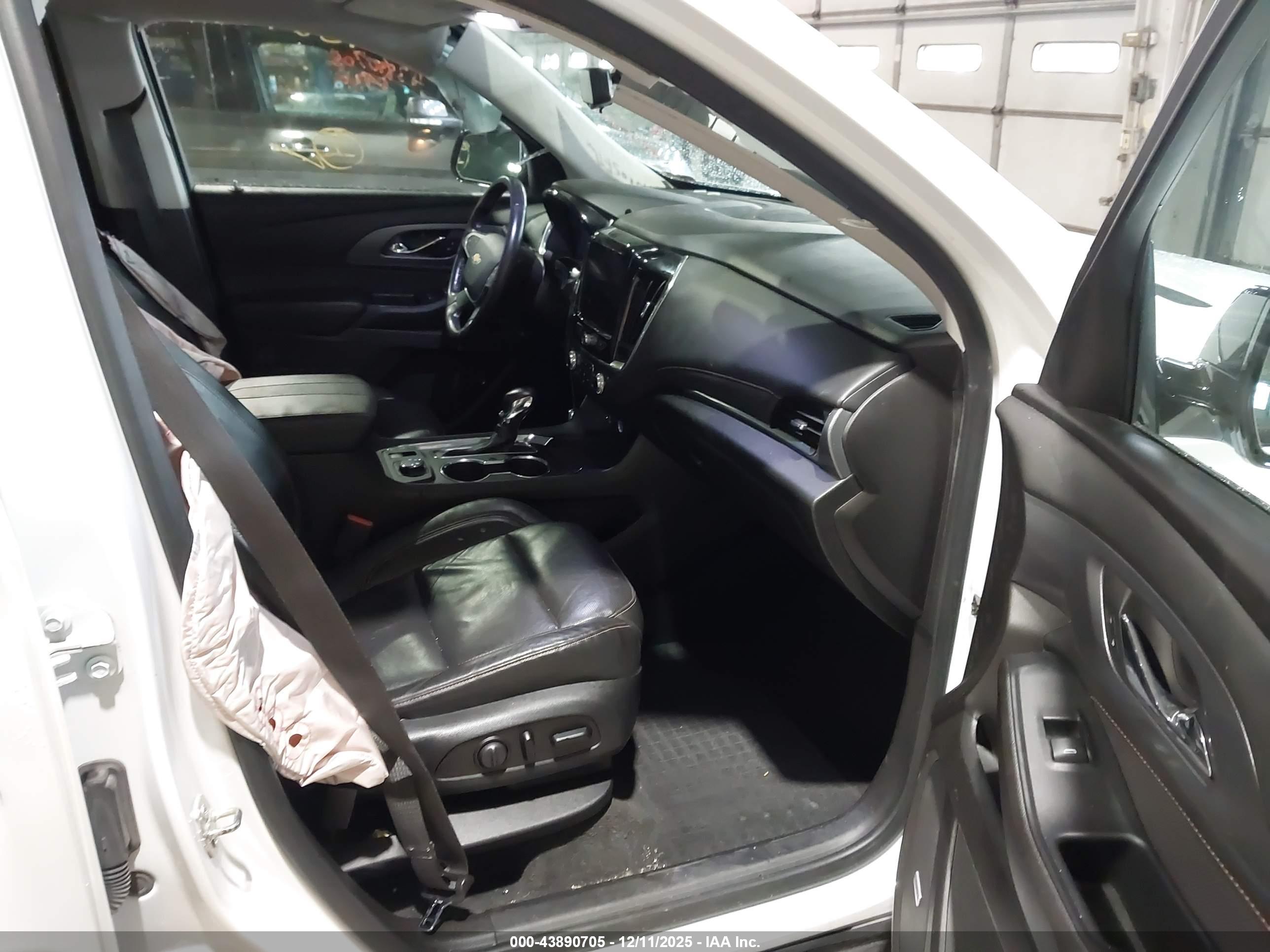CHEVROLET TRAVERSE image 5