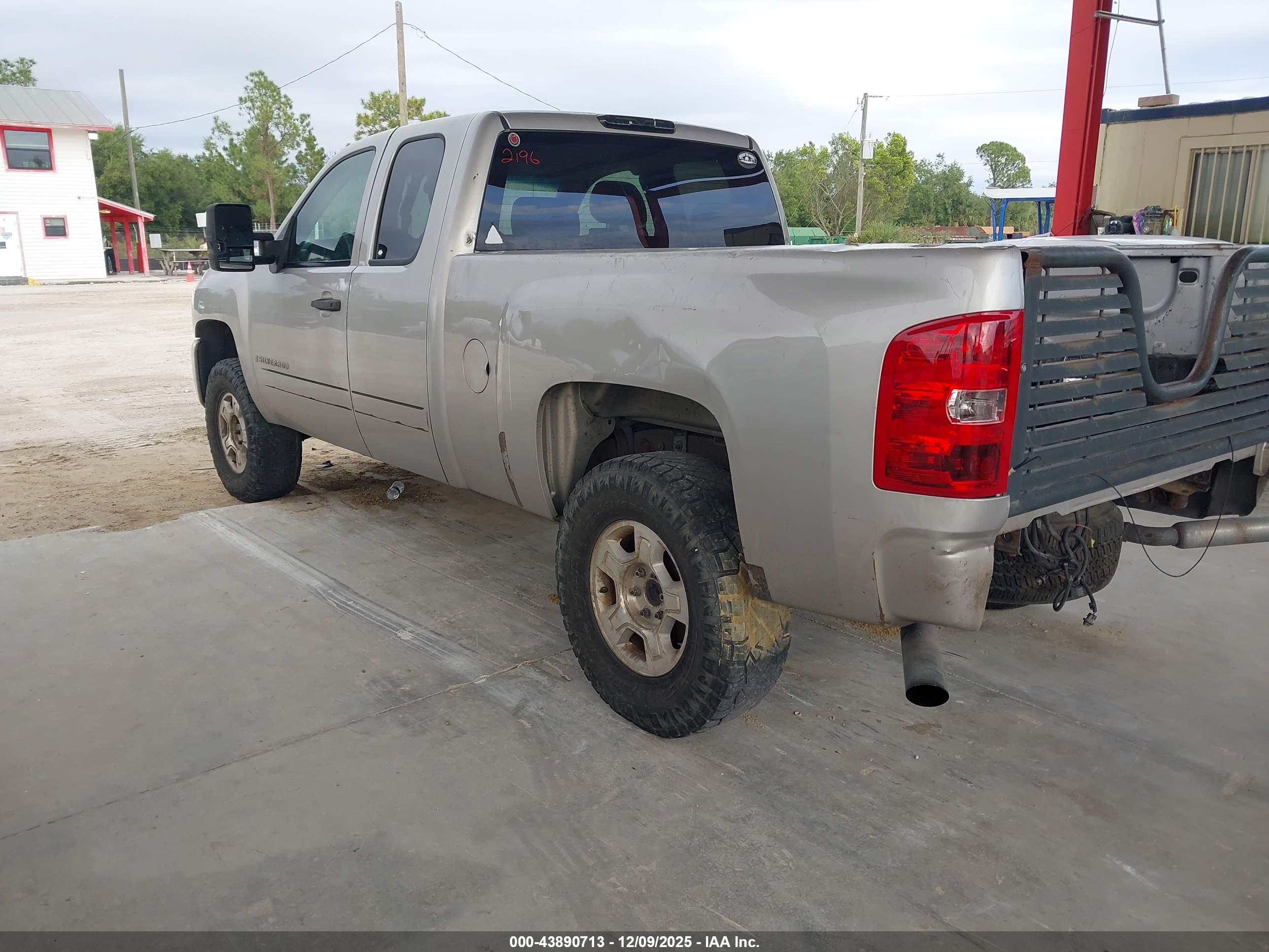 CHEVROLET SILVERADO image 3