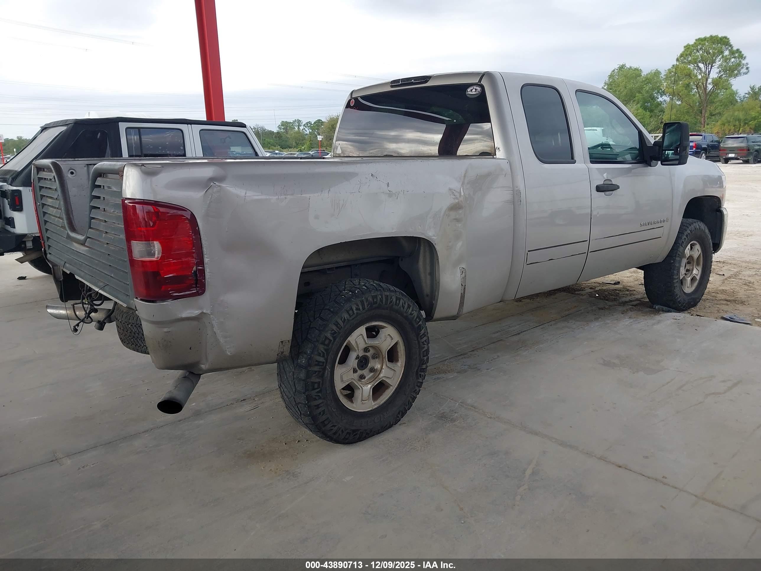 CHEVROLET SILVERADO image 4