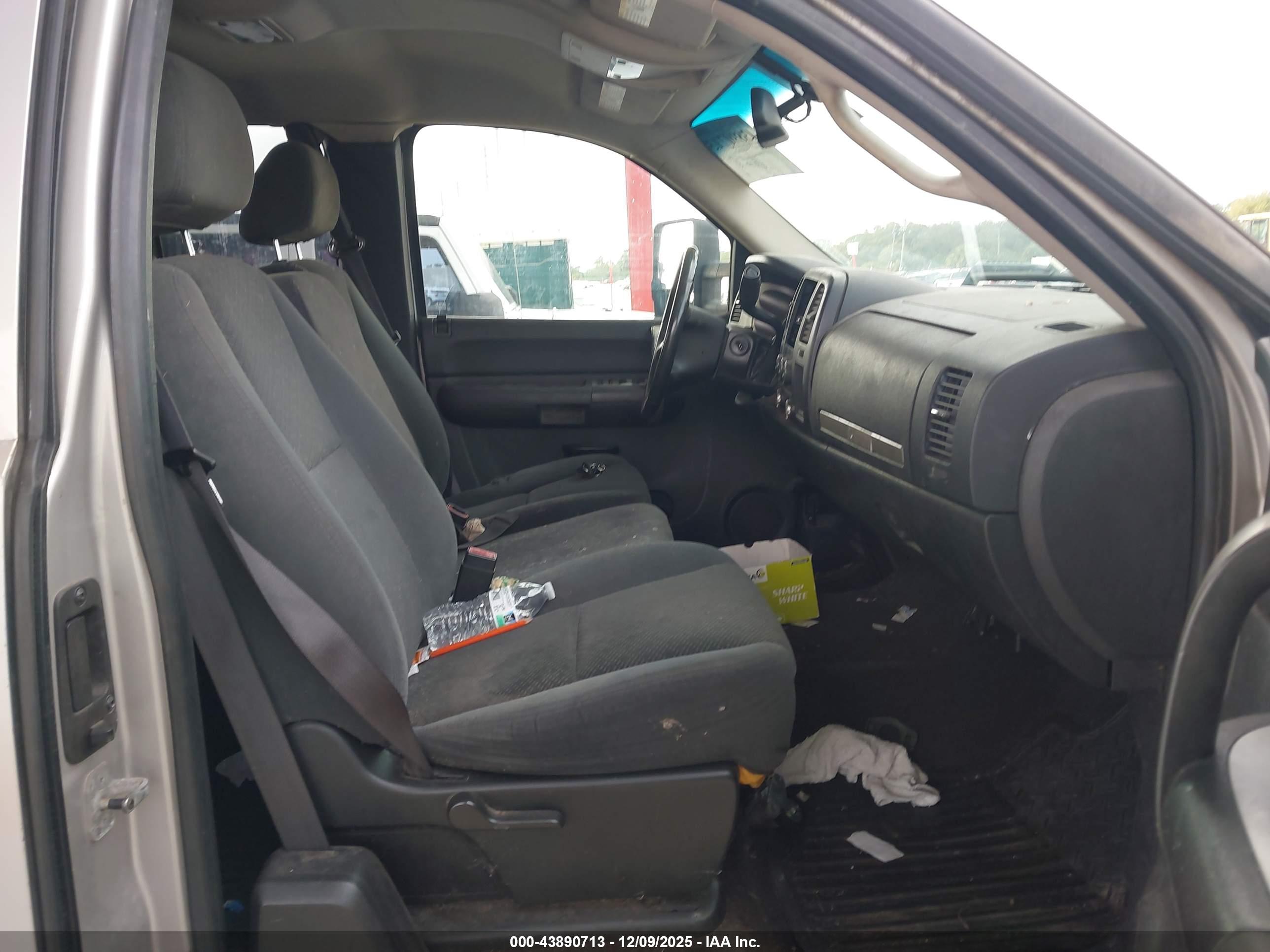 CHEVROLET SILVERADO image 5