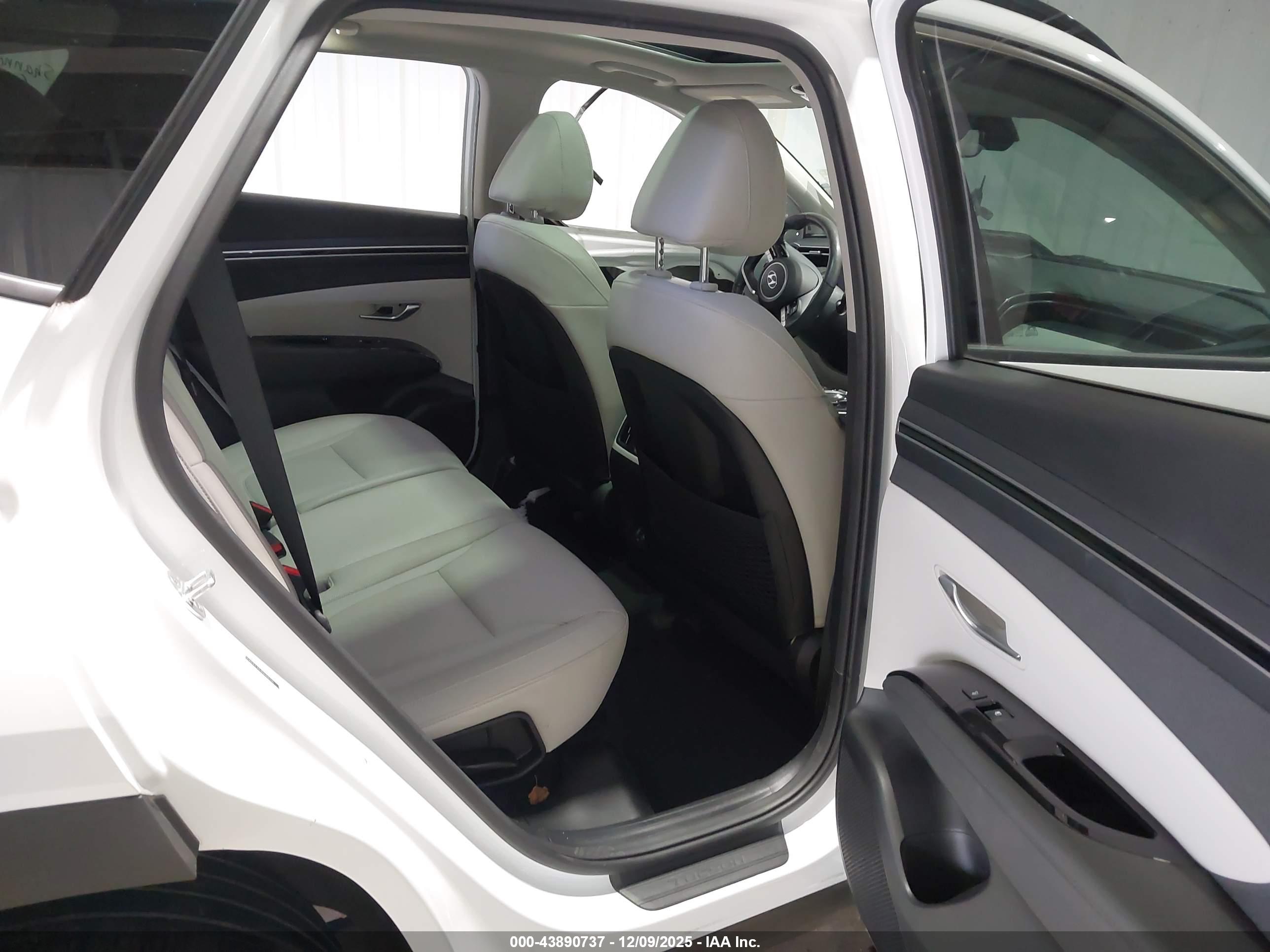 HYUNDAI TUCSON image 8