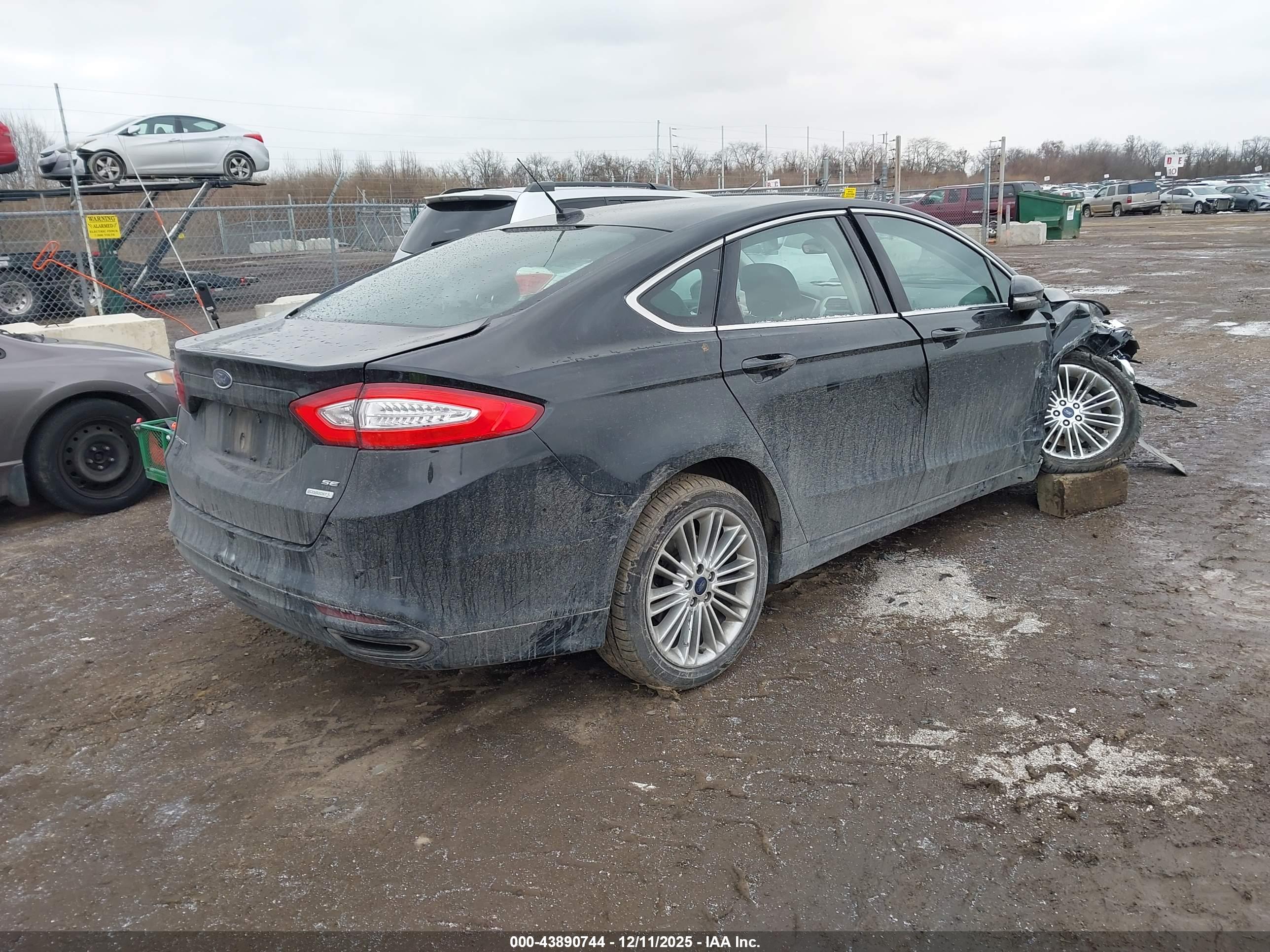 FORD FUSION image 4