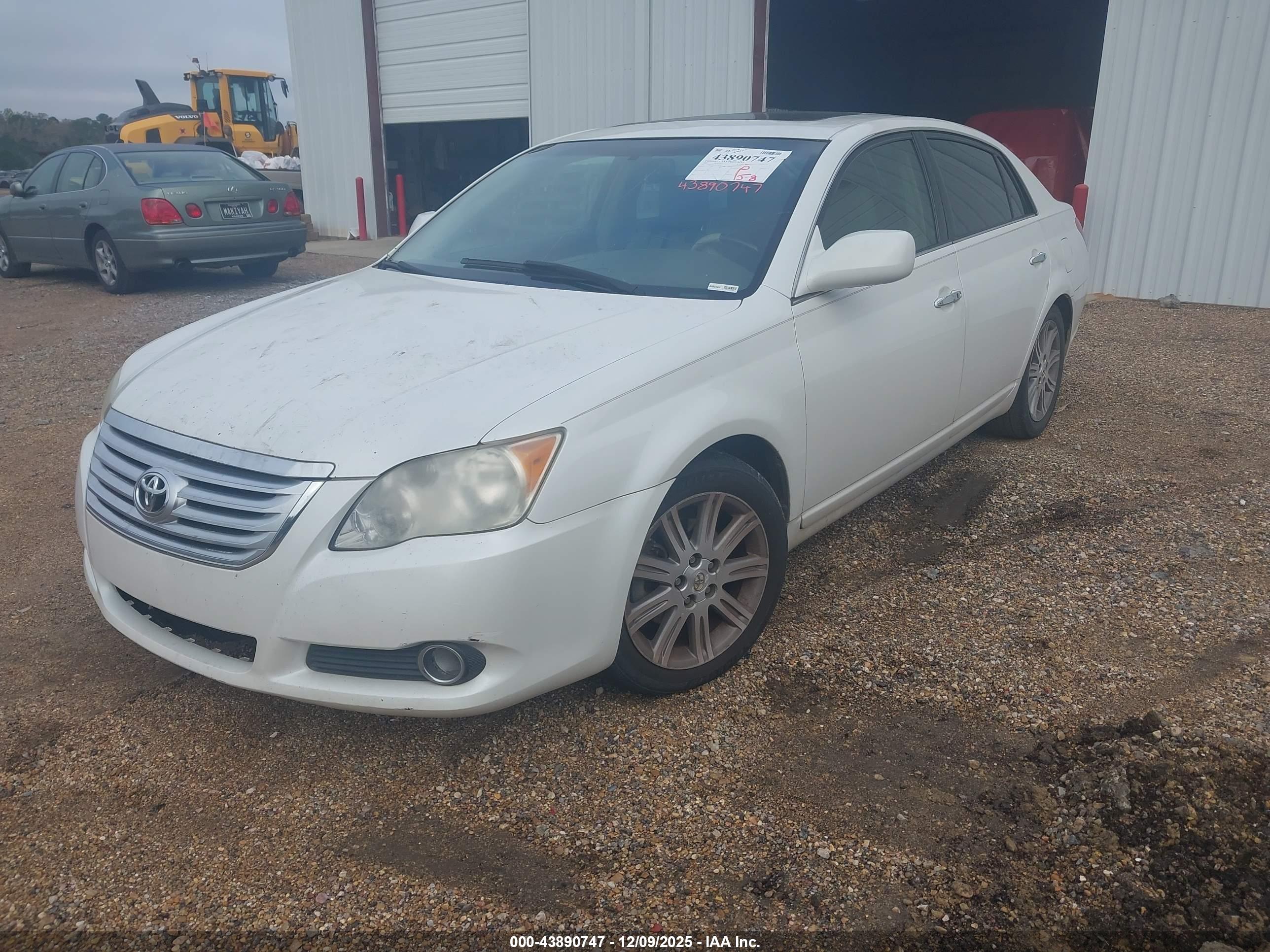 TOYOTA AVALON image 2