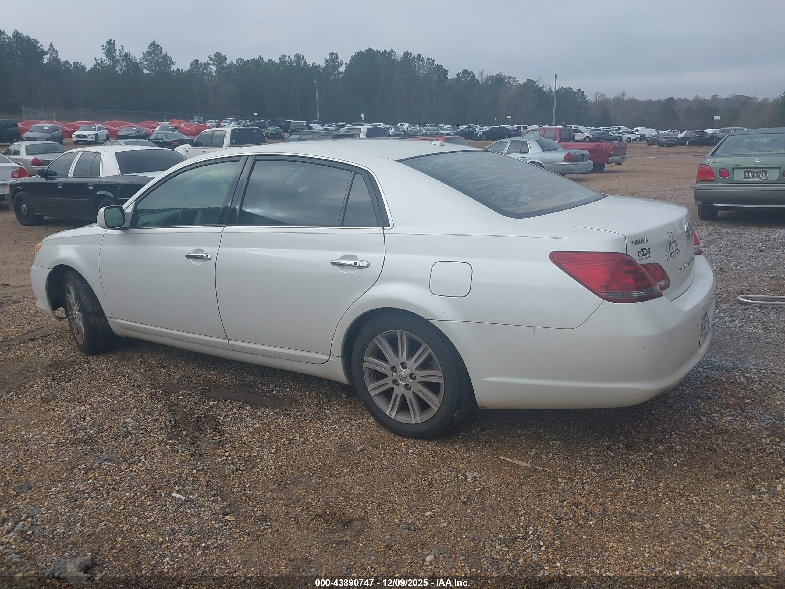 TOYOTA AVALON image 3