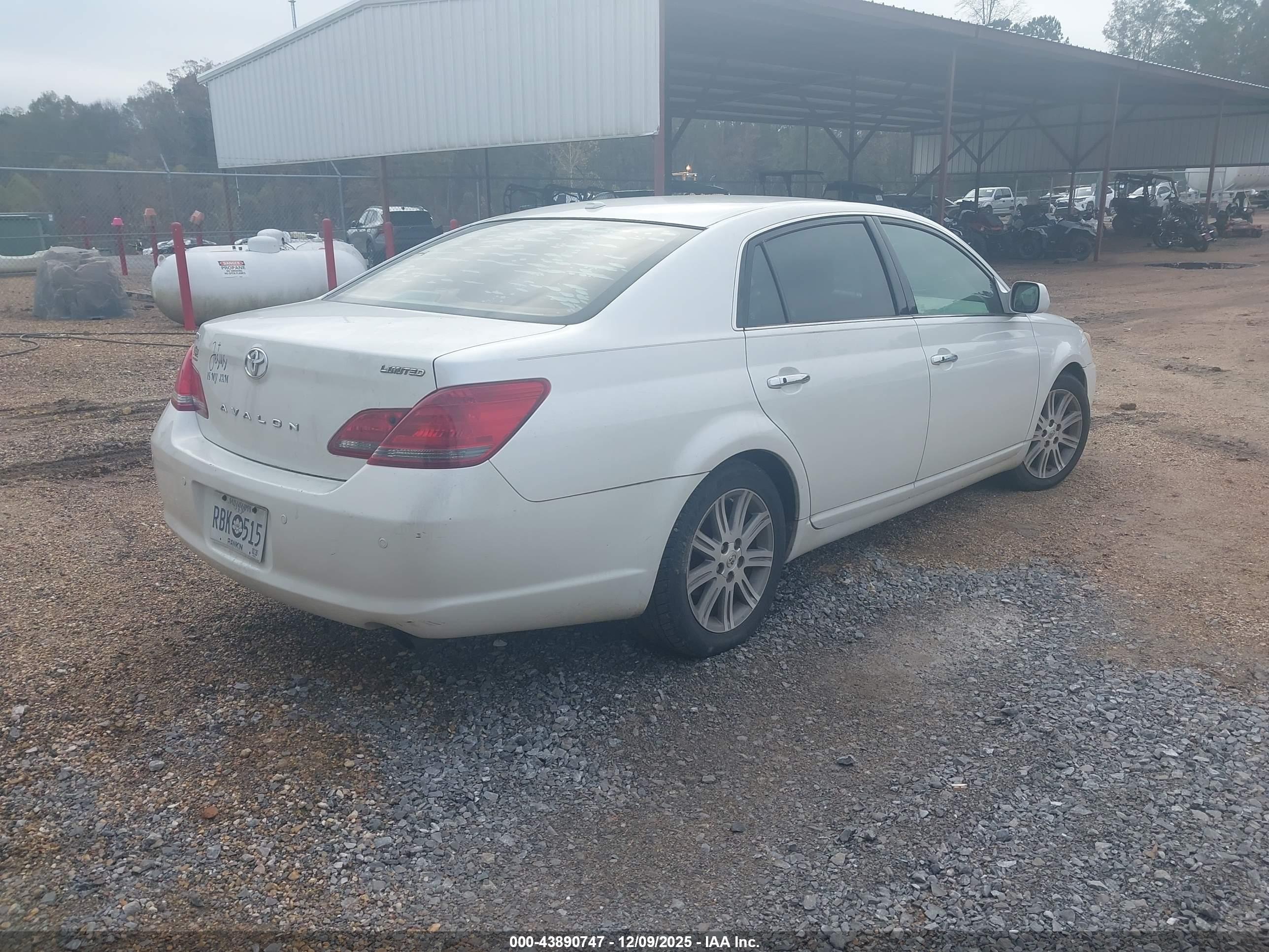TOYOTA AVALON image 4
