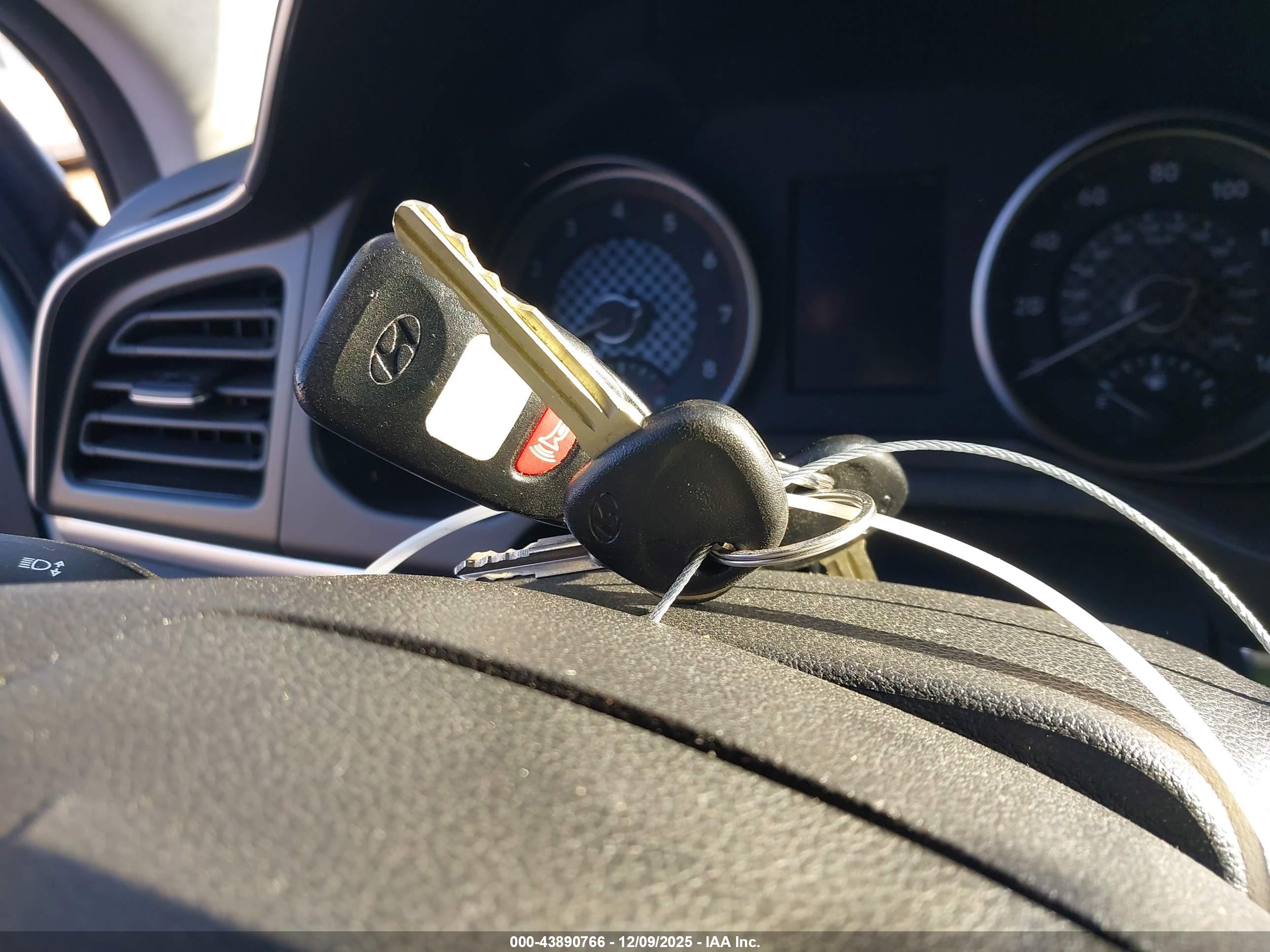 HYUNDAI ELANTRA image 11
