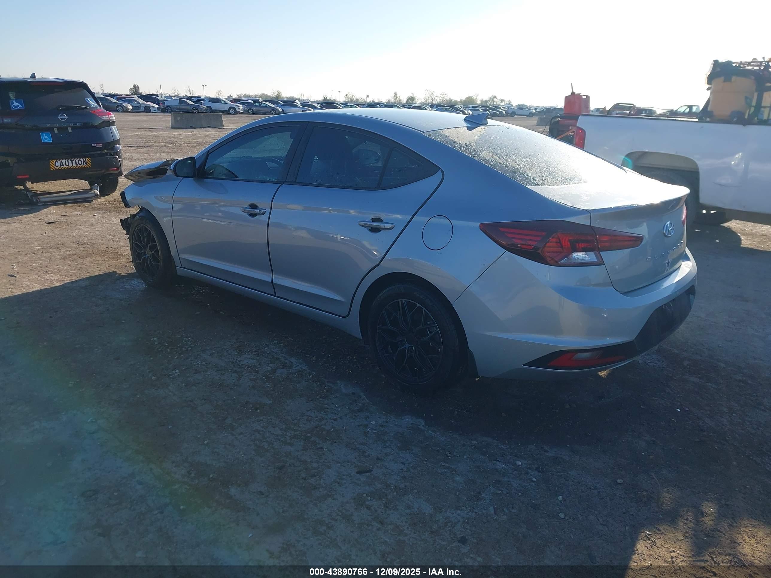 HYUNDAI ELANTRA image 3