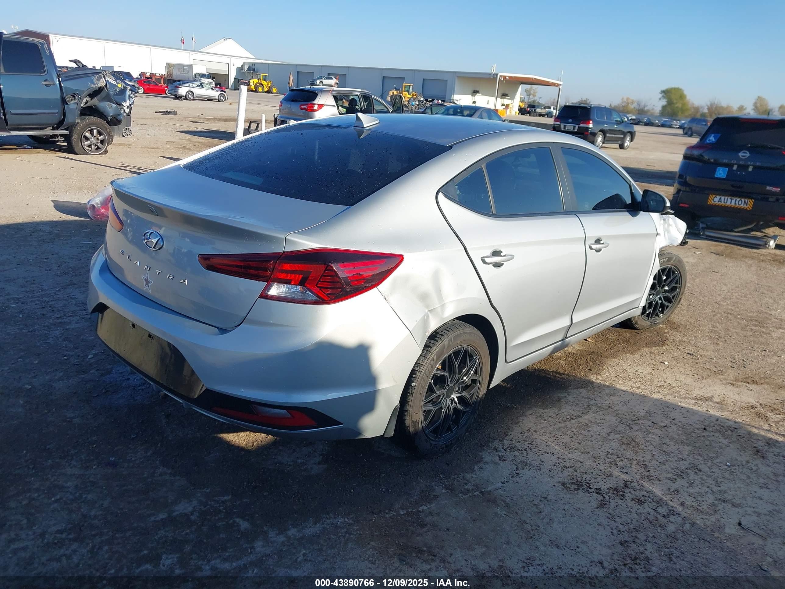 HYUNDAI ELANTRA image 4