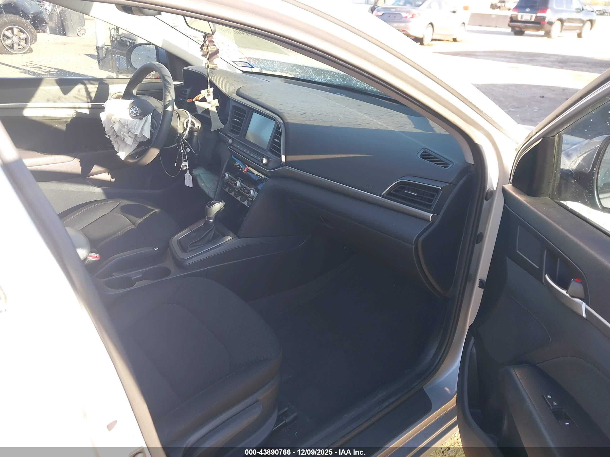 HYUNDAI ELANTRA image 5