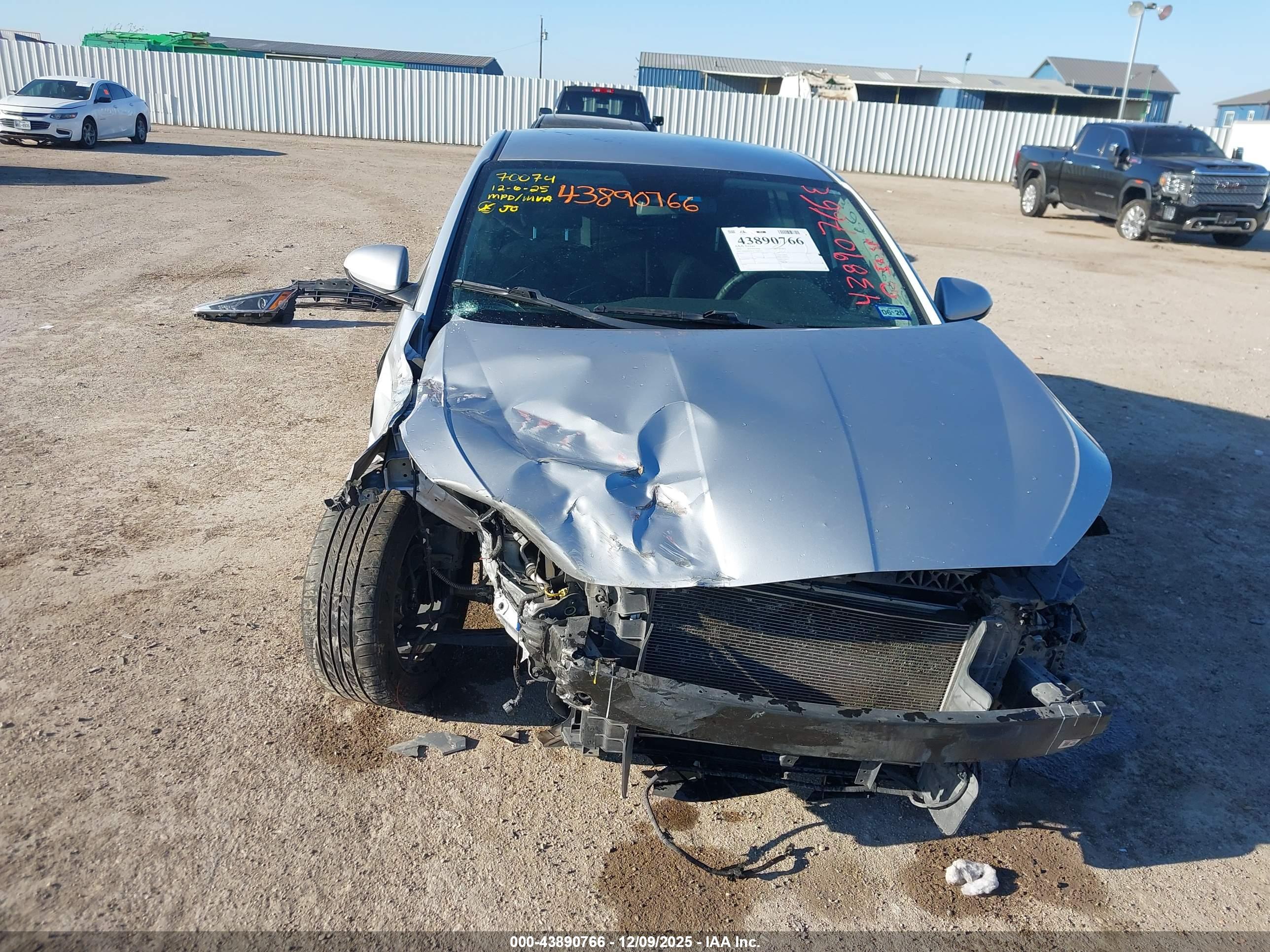 HYUNDAI ELANTRA image 6