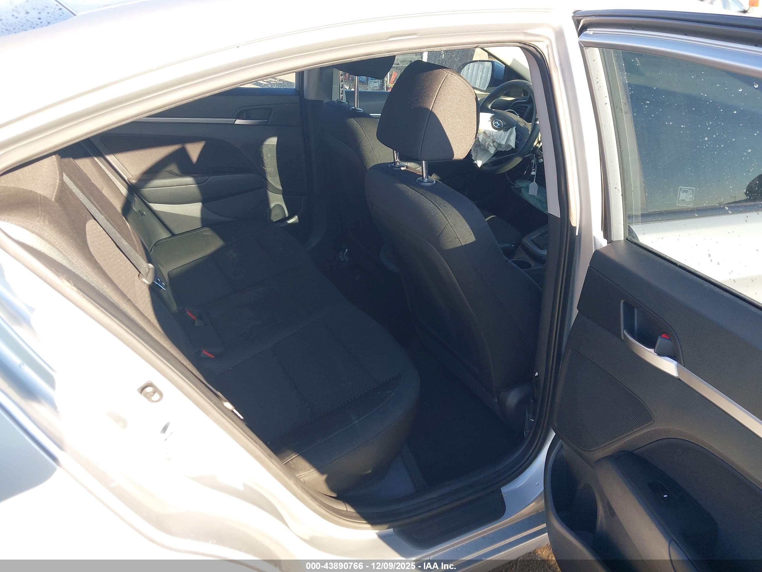HYUNDAI ELANTRA image 8