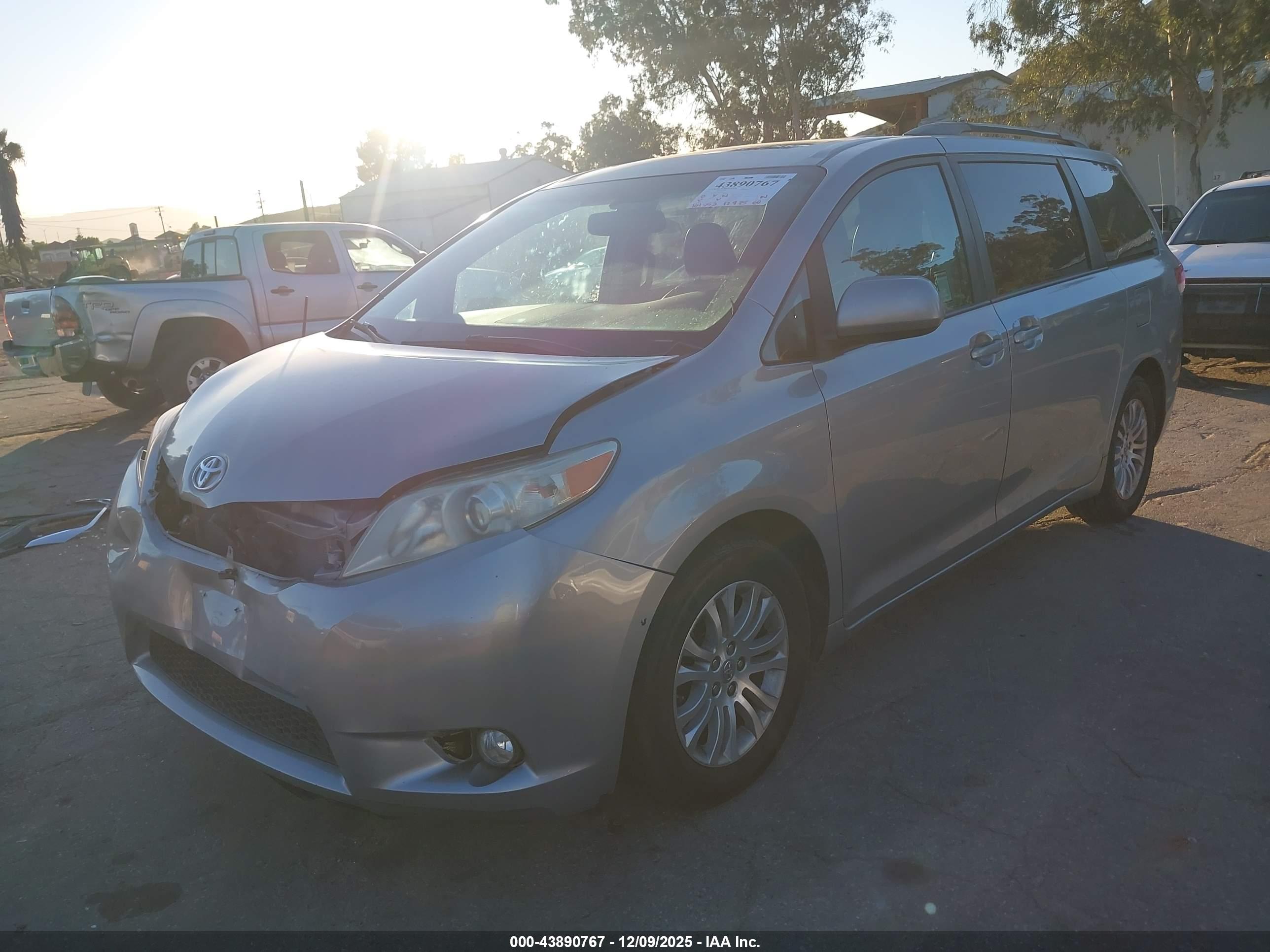 TOYOTA SIENNA image 2