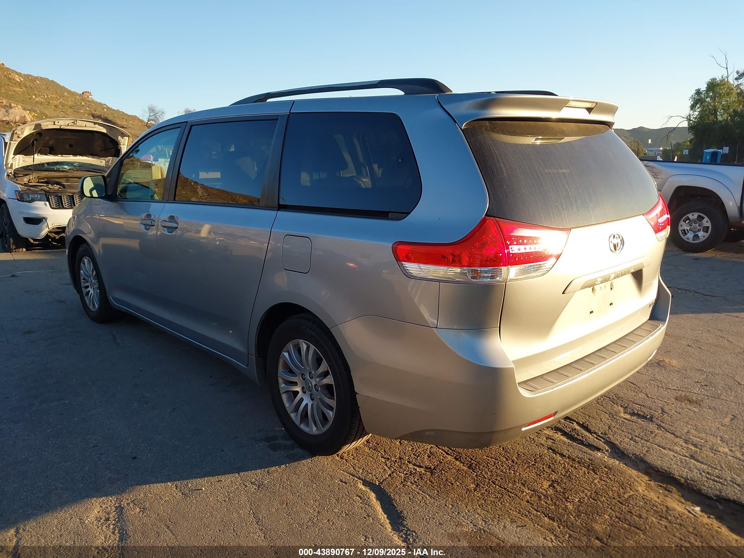 TOYOTA SIENNA image 3