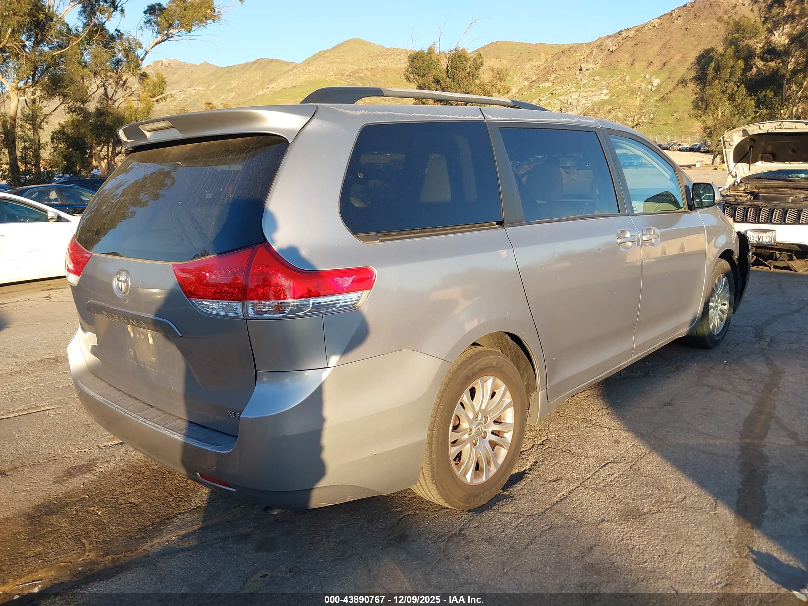 TOYOTA SIENNA image 4