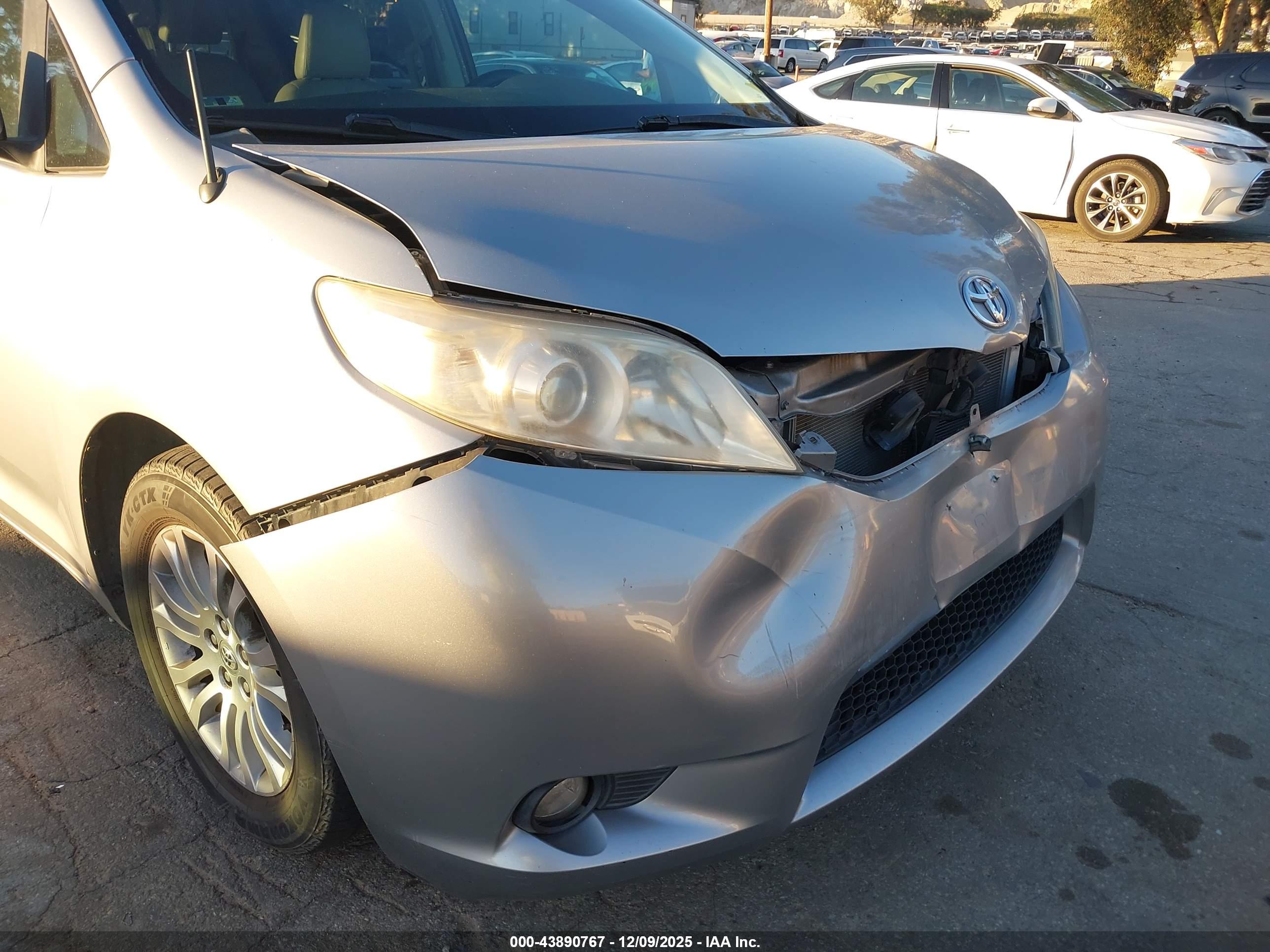 TOYOTA SIENNA image 6