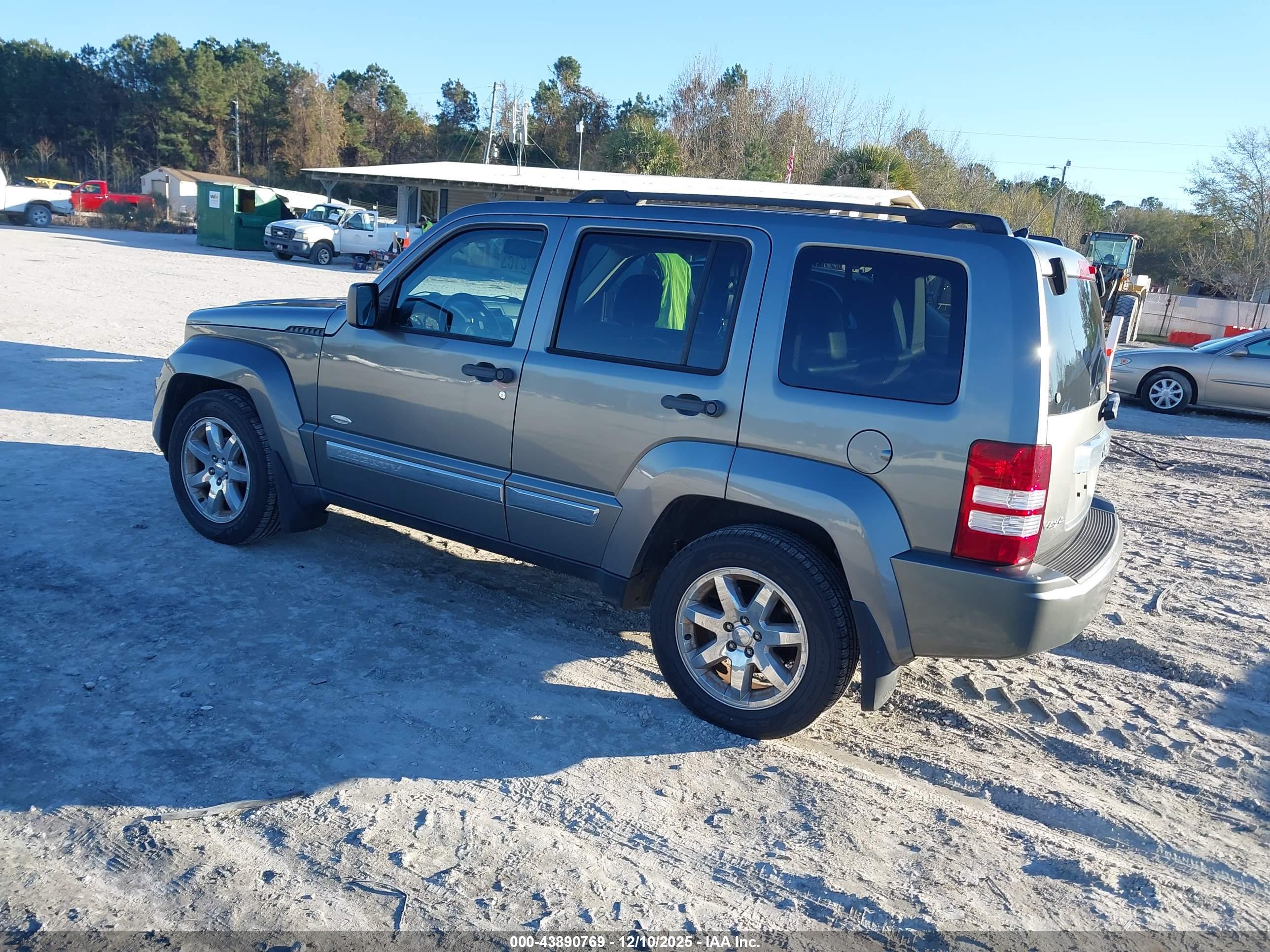 JEEP LIBERTY image 3