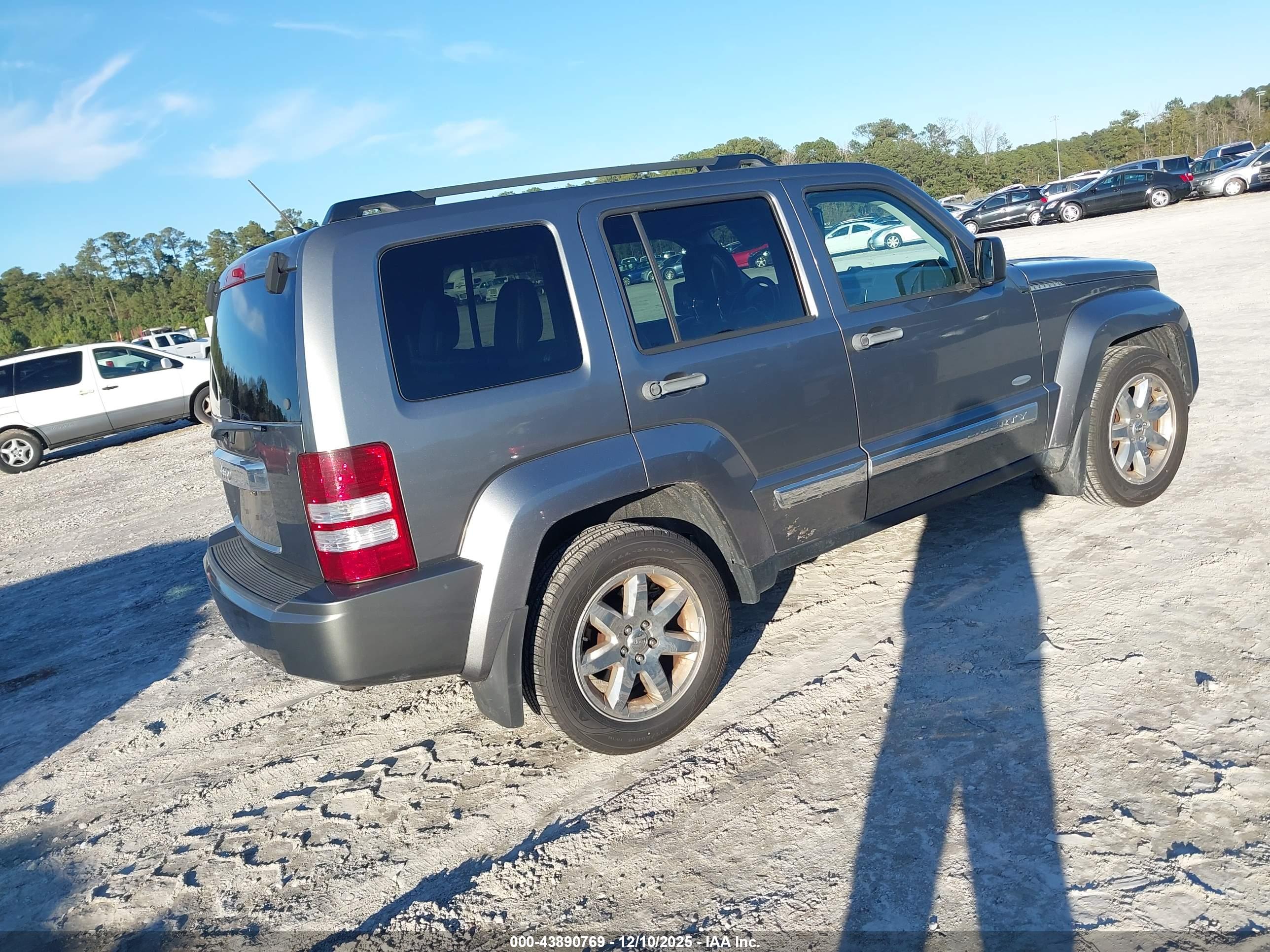 JEEP LIBERTY image 4
