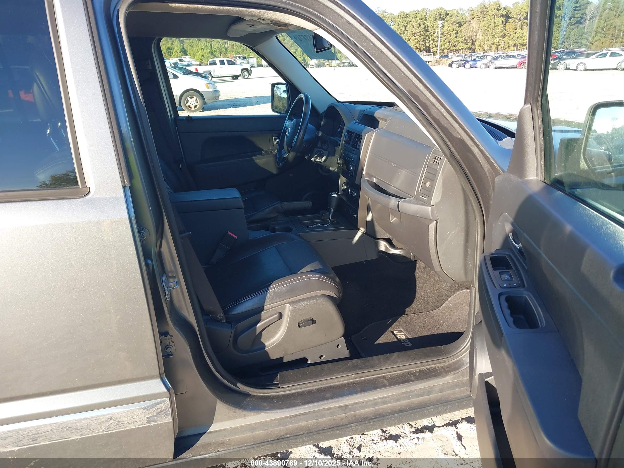 JEEP LIBERTY image 5