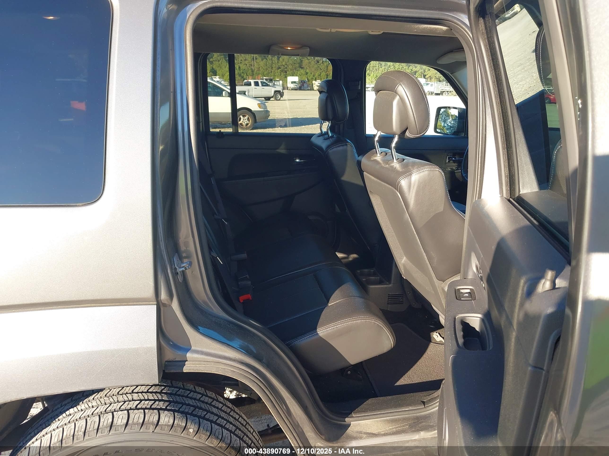 JEEP LIBERTY image 8