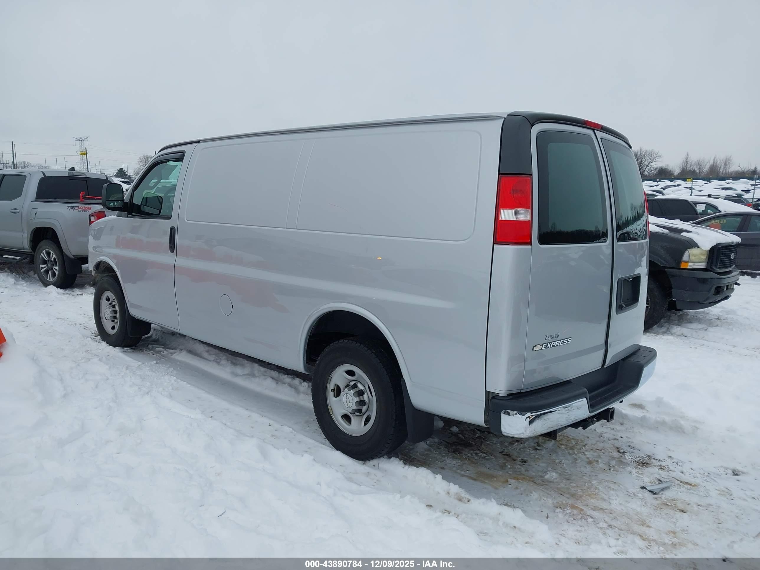 CHEVROLET EXPRESS image 3