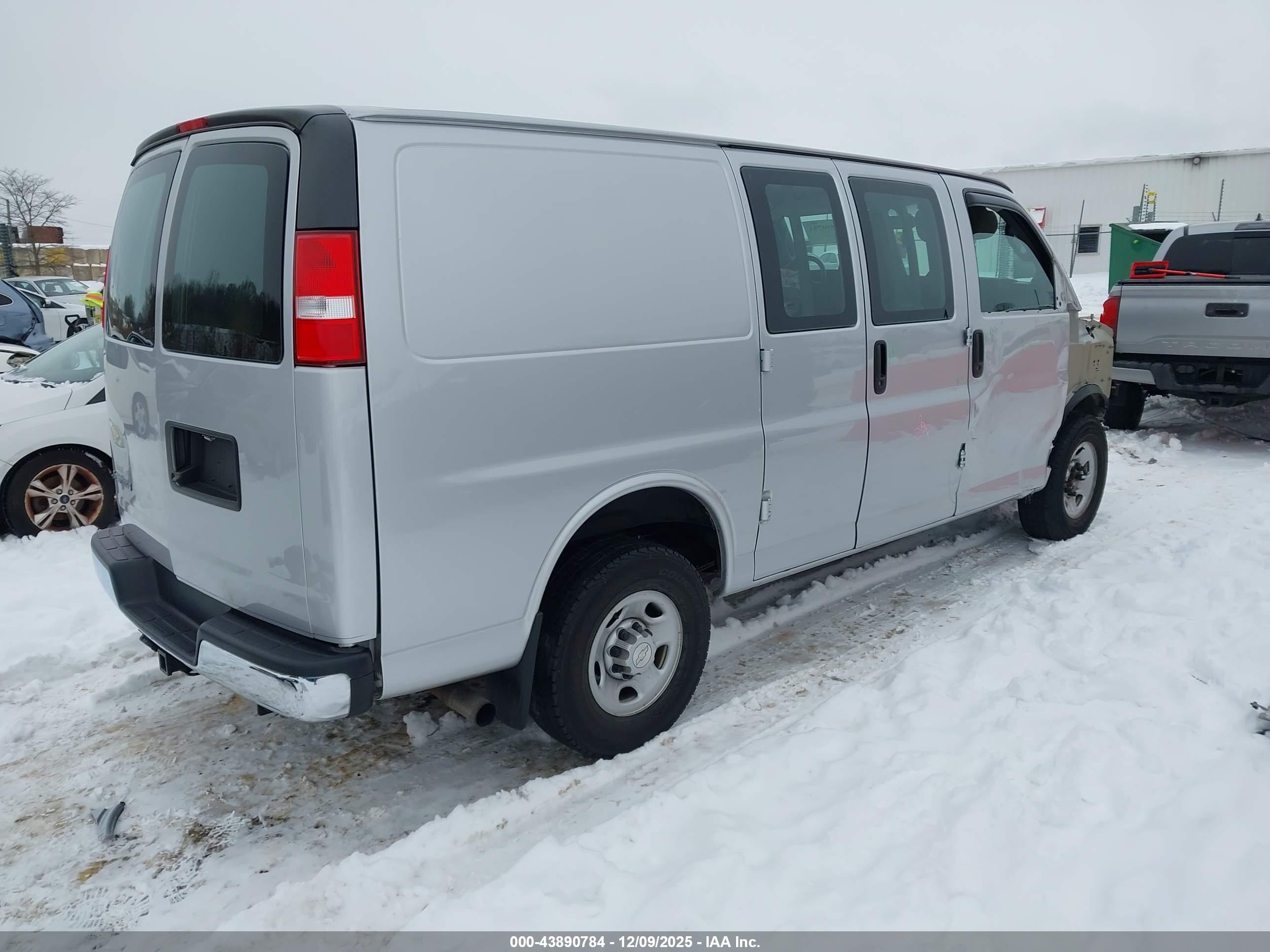 CHEVROLET EXPRESS image 4