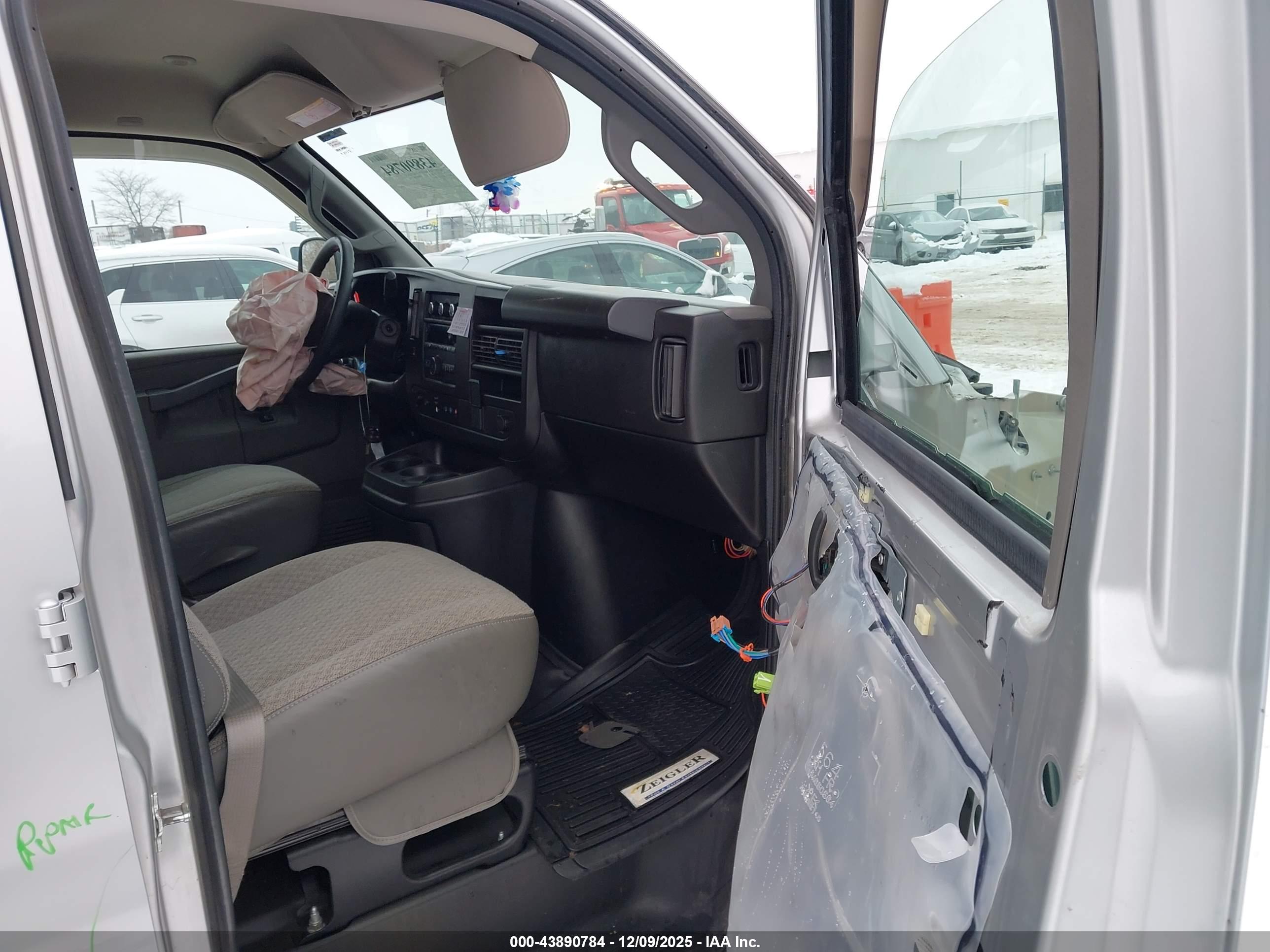 CHEVROLET EXPRESS image 5