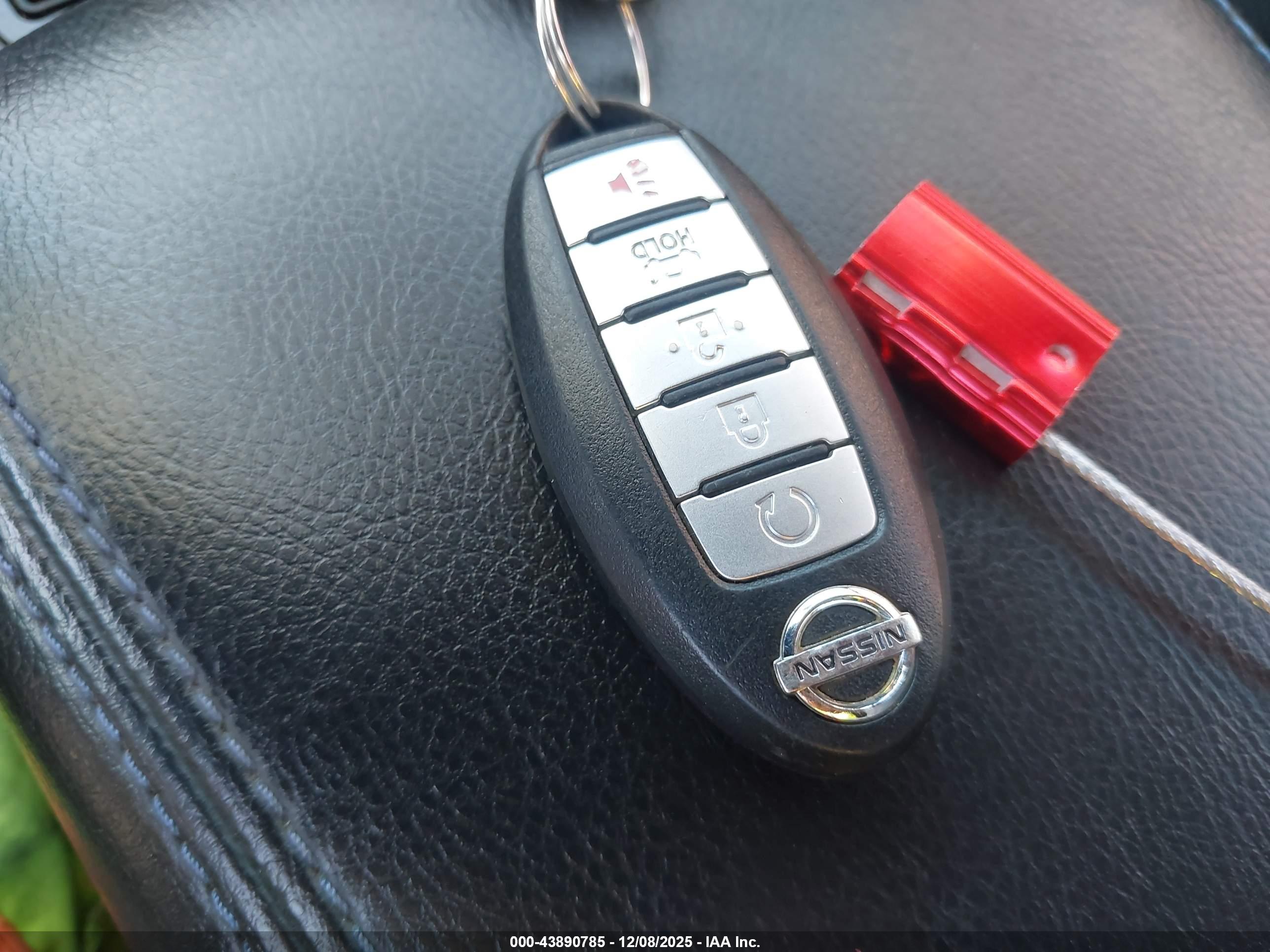 NISSAN MAXIMA image 11