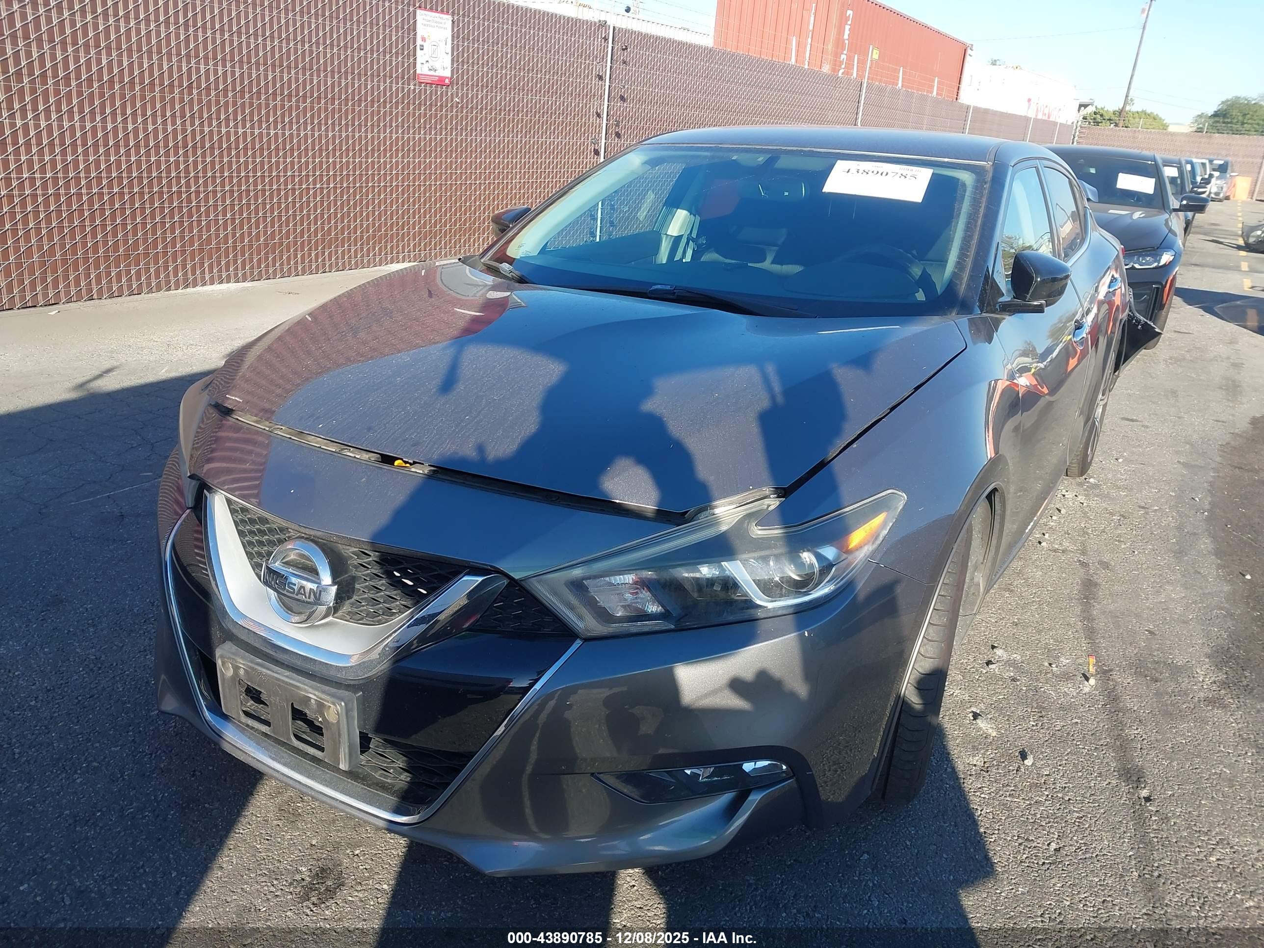 NISSAN MAXIMA image 2