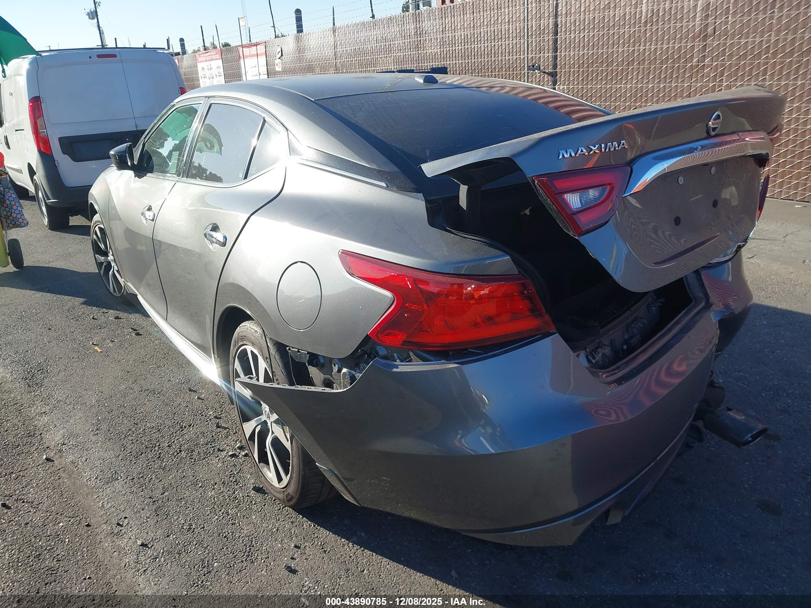 NISSAN MAXIMA image 3