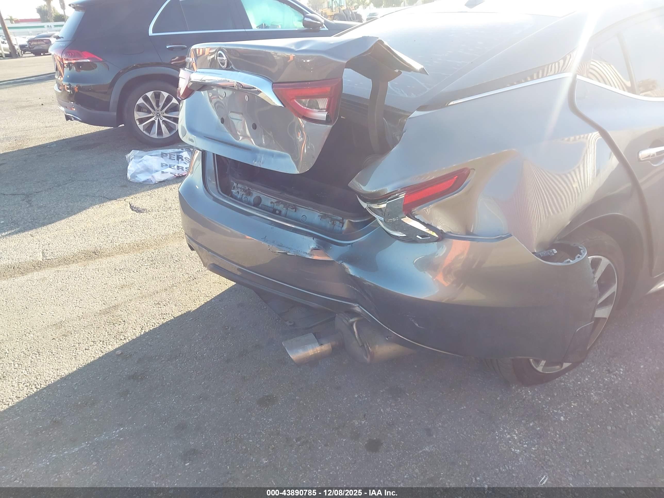 NISSAN MAXIMA image 4