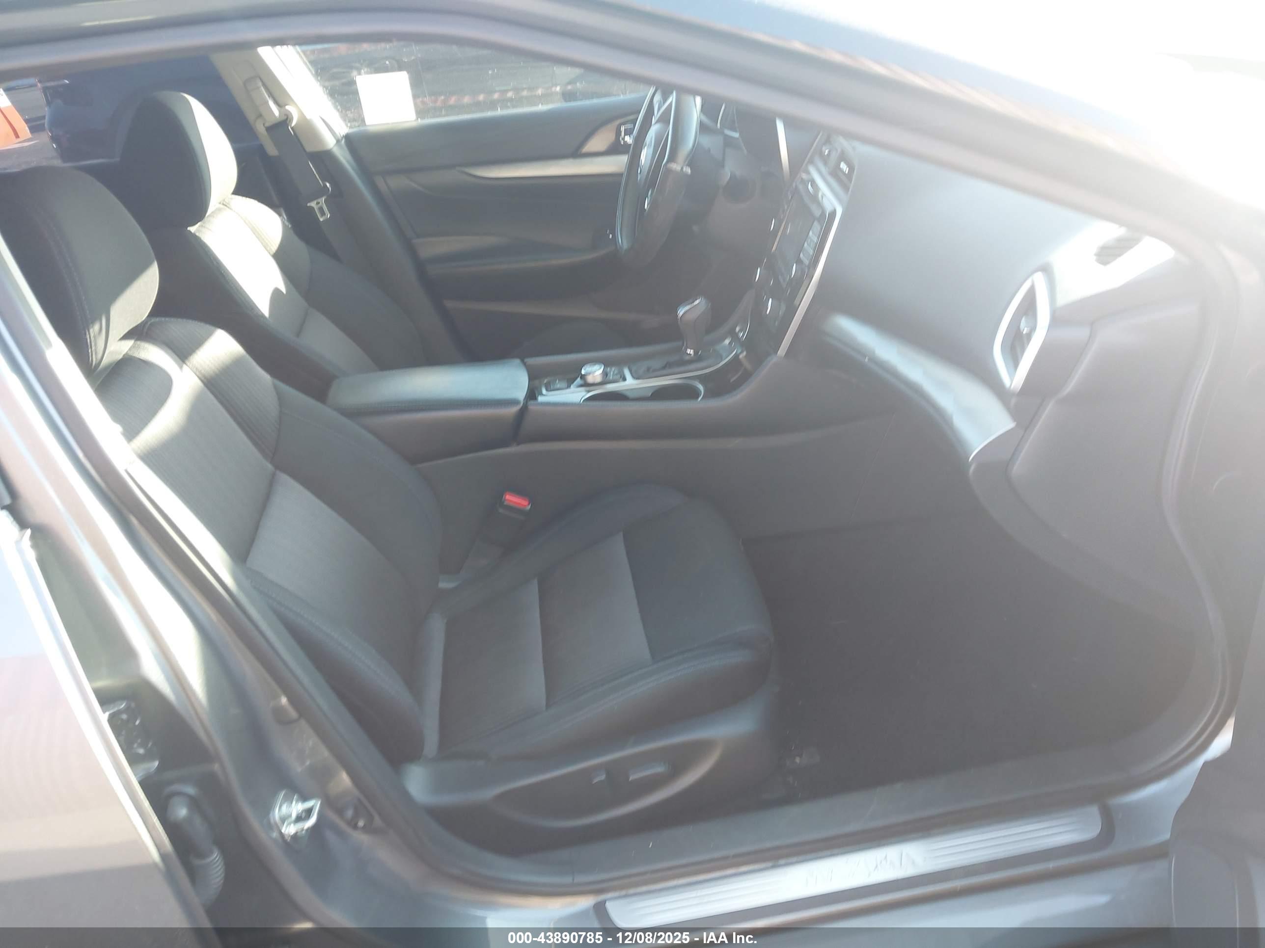 NISSAN MAXIMA image 5