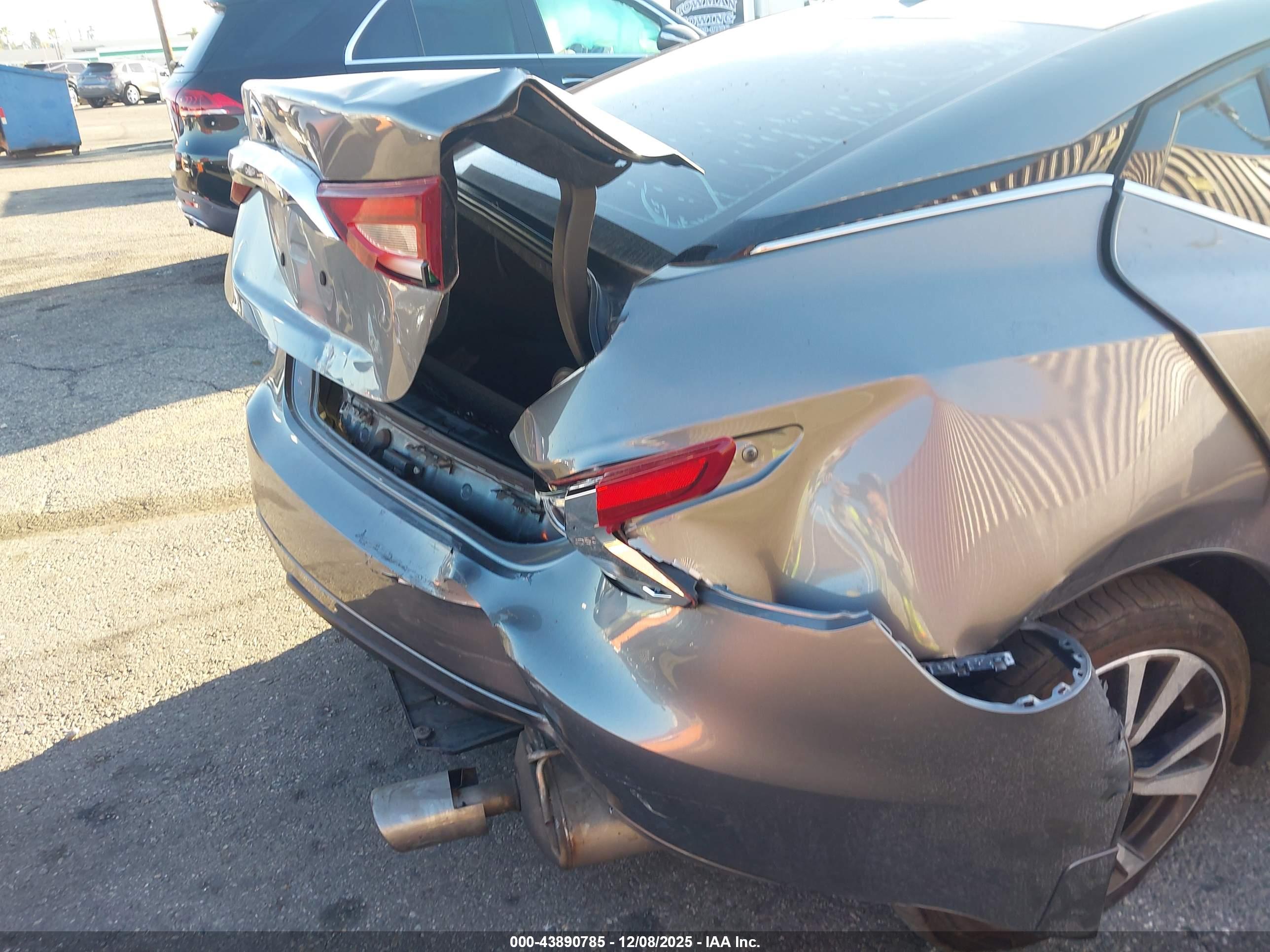 NISSAN MAXIMA image 6