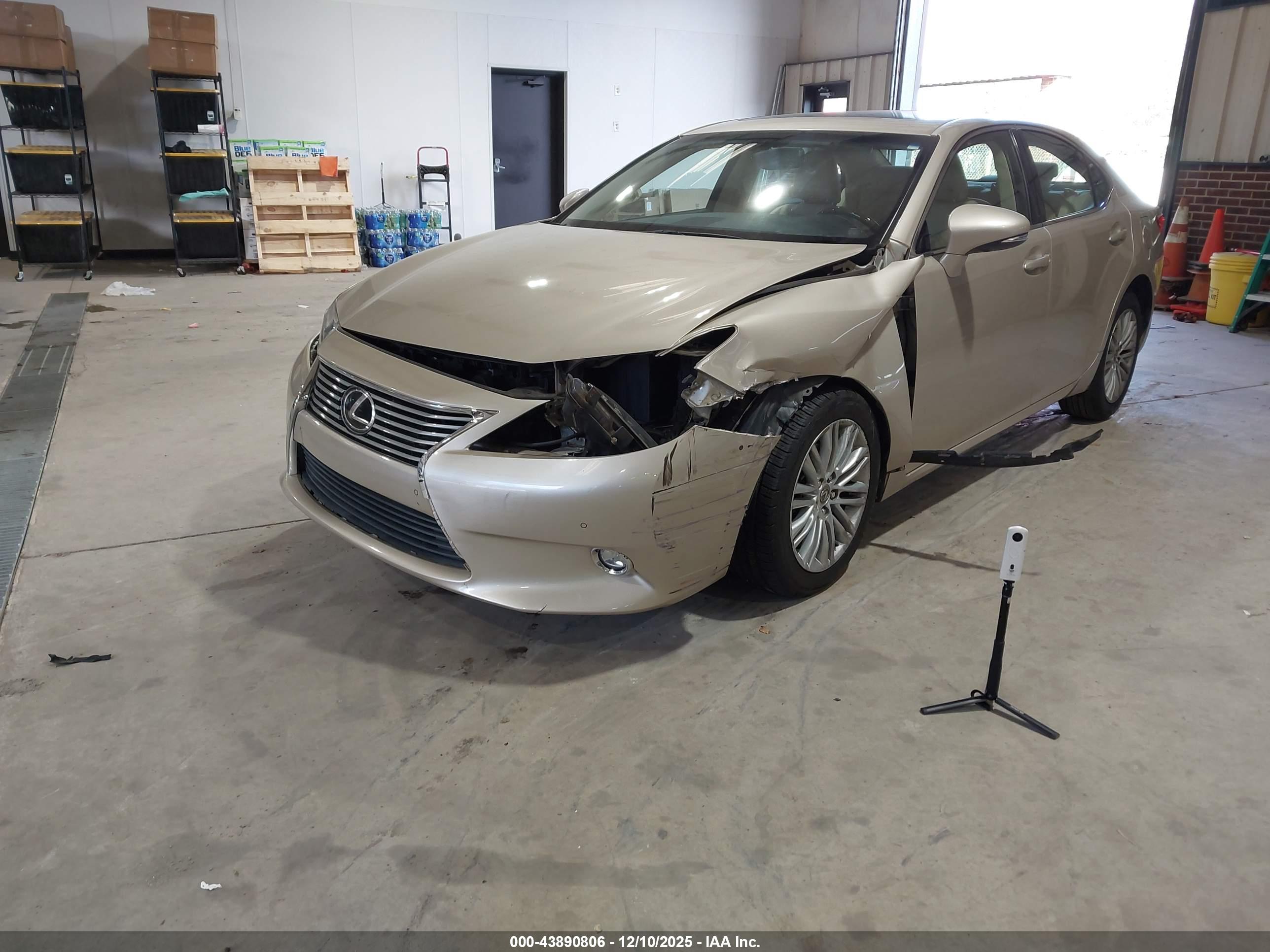 LEXUS ES image 2